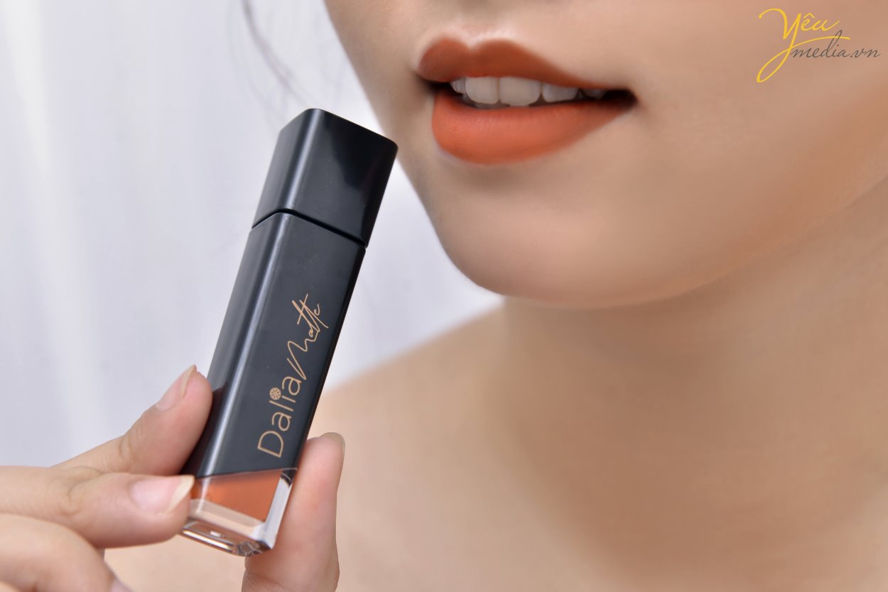 Son môi là một món mỹ phẩm được phái nữ mê mẩn mà hầu hết trong người phụ nữ đều có trong túi xách. Vì vậy các thương hiệu son môi luôn mong muốn gửi đến phái nữ những thỏi son tuyệt vời nhất bằng hình ảnh quảng cáo là điều yêu cầu đầu tiên. Các góc chụp ảnh son Khi chụp ảnh son, bạn chú ý các cách chụp ảnh đó là: chụp các góc để nêu bật được các ưu điểm về màu sắc, thương hiệu, sản phẩm có chính hãng không, nguồn gốc có đảm bảo không? Thông thường, các góc chụp ảnh quảng cáo cho son sẽ như sau: - Chụp cận cảnh cây son để lên rõ màu sắc - Chụp toàn bộ cây son để người mua nhìn thấy rõ thương hiệu, kiểu dáng, nguồn gốc của son - Chụp ảnh các chi tiết đắt giá của cây son như logo trên thân son, tem mác sản phẩm, hình in trên thỏi son - Chụp cận cảnh son và môi người mẫu đã đánh chính sản phẩm đó. Đối với việc kinh doanh, bán hàng, hình ảnh sản phẩm là yếu tố quan trọng. Hình ảnh sản phẩm phải đảm bảo độ chính xác, chân thật, tránh việc “treo đầu dê, bán thịt chó”. Nhưng để có một tấm hình sản phẩm đẹp, nhiều người còn băn khoăn không biết nên chụp thế nào, nên chọn góc độ, ánh sáng ra sao. Nếu còn lưỡng lự, bạn hãy đến với Yêu Media để được phục vụ tốt nhất!