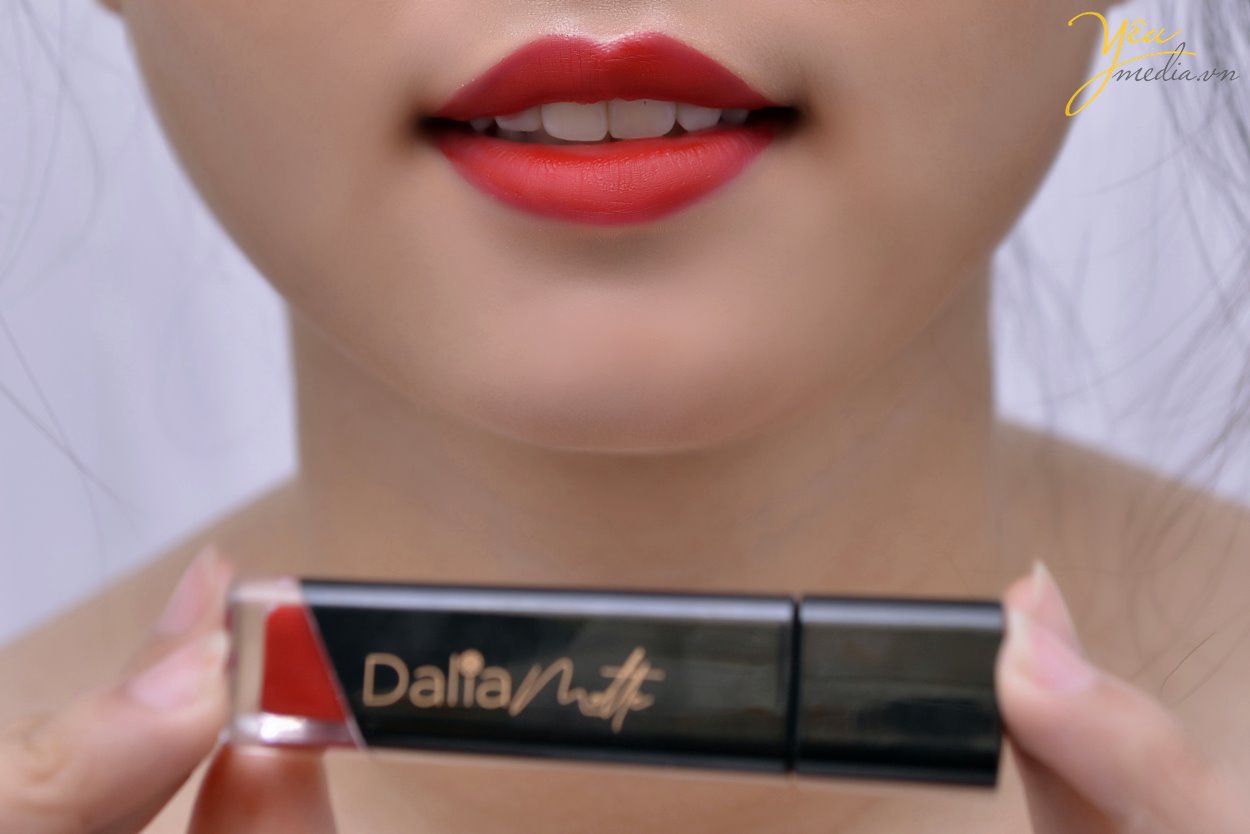 Son môi là một món mỹ phẩm được phái nữ mê mẩn mà hầu hết trong người phụ nữ đều có trong túi xách. Vì vậy các thương hiệu son môi luôn mong muốn gửi đến phái nữ những thỏi son tuyệt vời nhất bằng hình ảnh quảng cáo là điều yêu cầu đầu tiên. Các góc chụp ảnh son Khi chụp ảnh son, bạn chú ý các cách chụp ảnh đó là: chụp các góc để nêu bật được các ưu điểm về màu sắc, thương hiệu, sản phẩm có chính hãng không, nguồn gốc có đảm bảo không? Thông thường, các góc chụp ảnh quảng cáo cho son sẽ như sau: - Chụp cận cảnh cây son để lên rõ màu sắc - Chụp toàn bộ cây son để người mua nhìn thấy rõ thương hiệu, kiểu dáng, nguồn gốc của son - Chụp ảnh các chi tiết đắt giá của cây son như logo trên thân son, tem mác sản phẩm, hình in trên thỏi son - Chụp cận cảnh son và môi người mẫu đã đánh chính sản phẩm đó. Đối với việc kinh doanh, bán hàng, hình ảnh sản phẩm là yếu tố quan trọng. Hình ảnh sản phẩm phải đảm bảo độ chính xác, chân thật, tránh việc “treo đầu dê, bán thịt chó”. Nhưng để có một tấm hình sản phẩm đẹp, nhiều người còn băn khoăn không biết nên chụp thế nào, nên chọn góc độ, ánh sáng ra sao. Nếu còn lưỡng lự, bạn hãy đến với Yêu Media để được phục vụ tốt nhất!