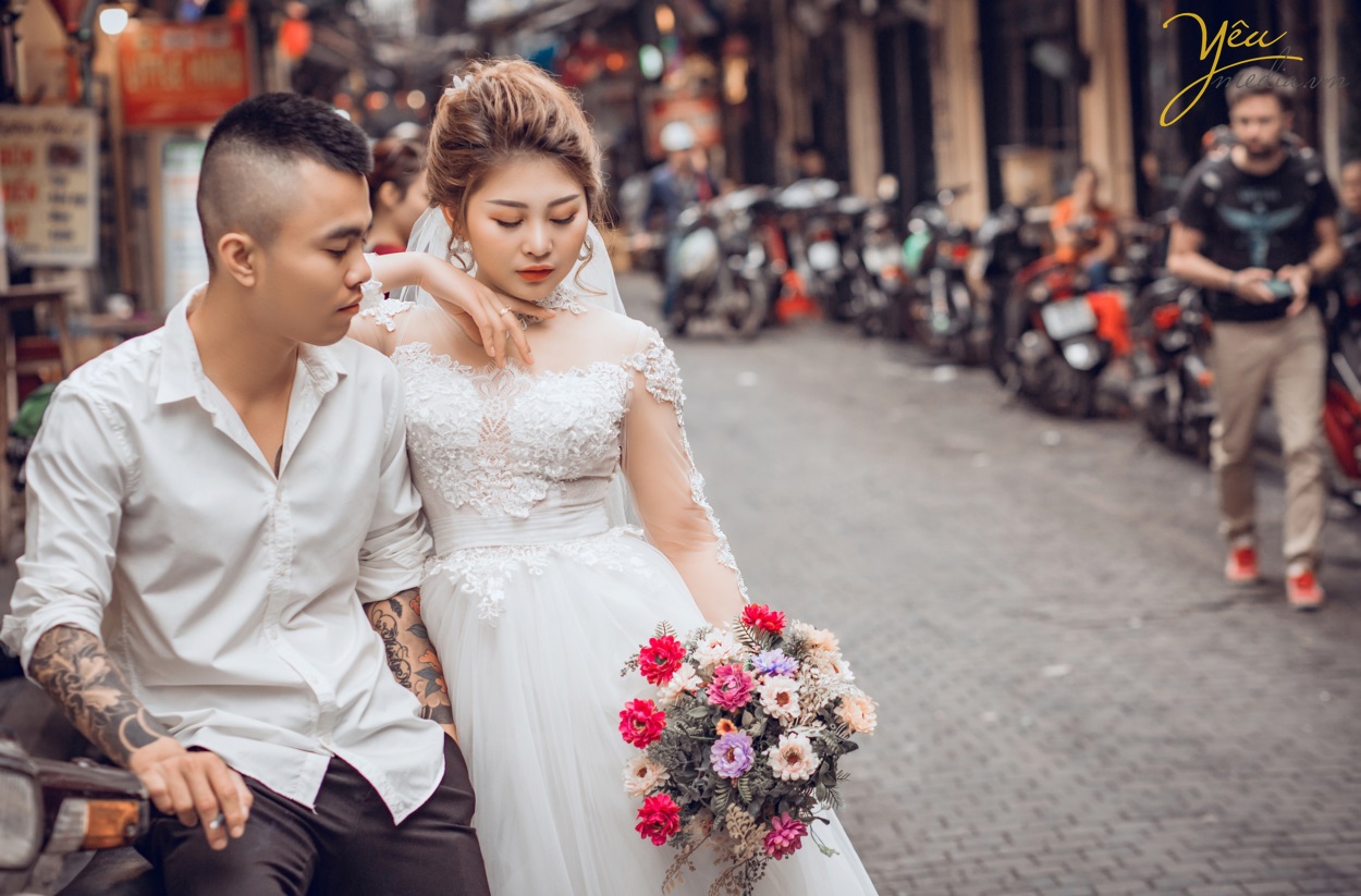 Nhắc đến những địa điểm chụp hình lí tưởng tại Hà Nội thì không thể không nhắc đến khu phố cổ. Khu phố cổ Hà Nội, trong đó có phố Tạ Hiện - Mã Mây - Luong Ngọc Quyến, vào sáng sớm vắng vẻ, phố Đinh Liệt, Hàng Vải… và rất nhiều con phố khác. Có thể nói mọc ngóc ngách tại phố cổ cũng cho ra đời những bức hình siêu chất, siêu ảo. Đặc biệt khu vực này siêu đẹp để chụp ảnh album cưới