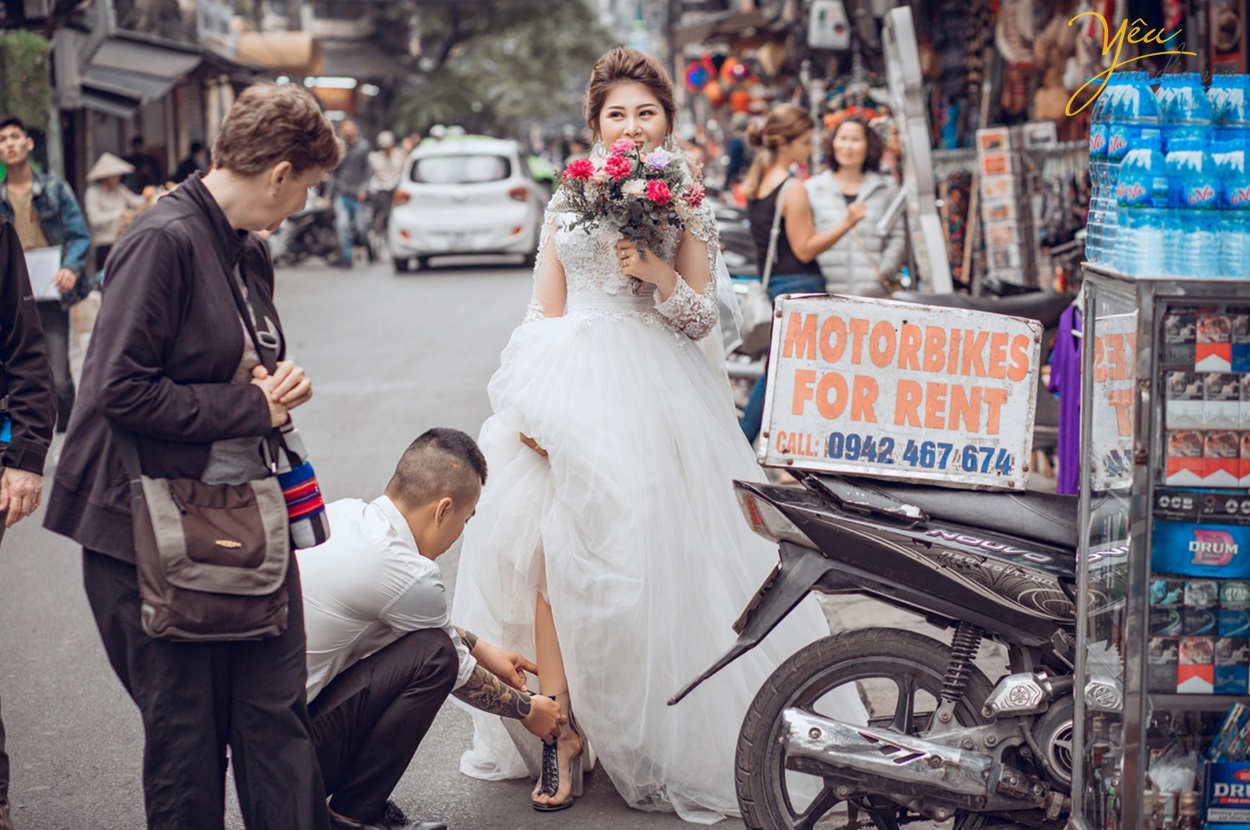 Nhắc đến những địa điểm chụp hình lí tưởng tại Hà Nội thì không thể không nhắc đến khu phố cổ. Khu phố cổ Hà Nội, trong đó có phố Tạ Hiện - Mã Mây - Luong Ngọc Quyến, vào sáng sớm vắng vẻ, phố Đinh Liệt, Hàng Vải… và rất nhiều con phố khác. Có thể nói mọc ngóc ngách tại phố cổ cũng cho ra đời những bức hình siêu chất, siêu ảo. Đặc biệt khu vực này siêu đẹp để chụp ảnh album cưới