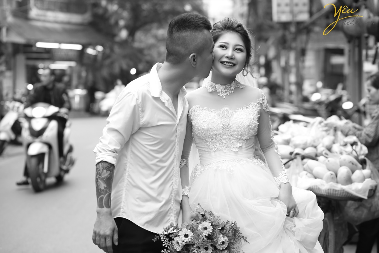 Nhắc đến những địa điểm chụp hình lí tưởng tại Hà Nội thì không thể không nhắc đến khu phố cổ. Khu phố cổ Hà Nội, trong đó có phố Tạ Hiện - Mã Mây - Luong Ngọc Quyến, vào sáng sớm vắng vẻ, phố Đinh Liệt, Hàng Vải… và rất nhiều con phố khác. Có thể nói mọc ngóc ngách tại phố cổ cũng cho ra đời những bức hình siêu chất, siêu ảo. Đặc biệt khu vực này siêu đẹp để chụp ảnh album cưới