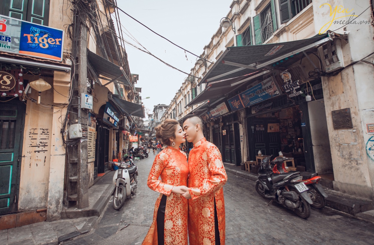Nhắc đến những địa điểm chụp hình lí tưởng tại Hà Nội thì không thể không nhắc đến khu phố cổ. Khu phố cổ Hà Nội, trong đó có phố Tạ Hiện - Mã Mây - Luong Ngọc Quyến, vào sáng sớm vắng vẻ, phố Đinh Liệt, Hàng Vải… và rất nhiều con phố khác. Có thể nói mọc ngóc ngách tại phố cổ cũng cho ra đời những bức hình siêu chất, siêu ảo. Đặc biệt khu vực này siêu đẹp để chụp ảnh album cưới