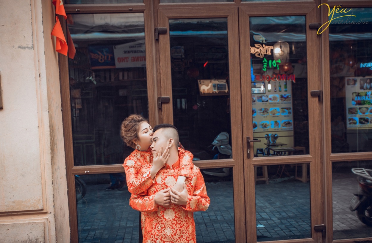 Nhắc đến những địa điểm chụp hình lí tưởng tại Hà Nội thì không thể không nhắc đến khu phố cổ. Khu phố cổ Hà Nội, trong đó có phố Tạ Hiện - Mã Mây - Luong Ngọc Quyến, vào sáng sớm vắng vẻ, phố Đinh Liệt, Hàng Vải… và rất nhiều con phố khác. Có thể nói mọc ngóc ngách tại phố cổ cũng cho ra đời những bức hình siêu chất, siêu ảo. Đặc biệt khu vực này siêu đẹp để chụp ảnh album cưới