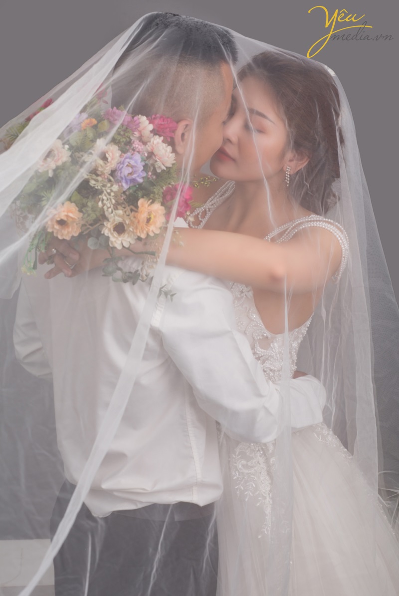 Nhắc đến những địa điểm chụp hình lí tưởng tại Hà Nội thì không thể không nhắc đến khu phố cổ. Khu phố cổ Hà Nội, trong đó có phố Tạ Hiện - Mã Mây - Luong Ngọc Quyến, vào sáng sớm vắng vẻ, phố Đinh Liệt, Hàng Vải… và rất nhiều con phố khác. Có thể nói mọc ngóc ngách tại phố cổ cũng cho ra đời những bức hình siêu chất, siêu ảo. Đặc biệt khu vực này siêu đẹp để chụp ảnh album cưới
