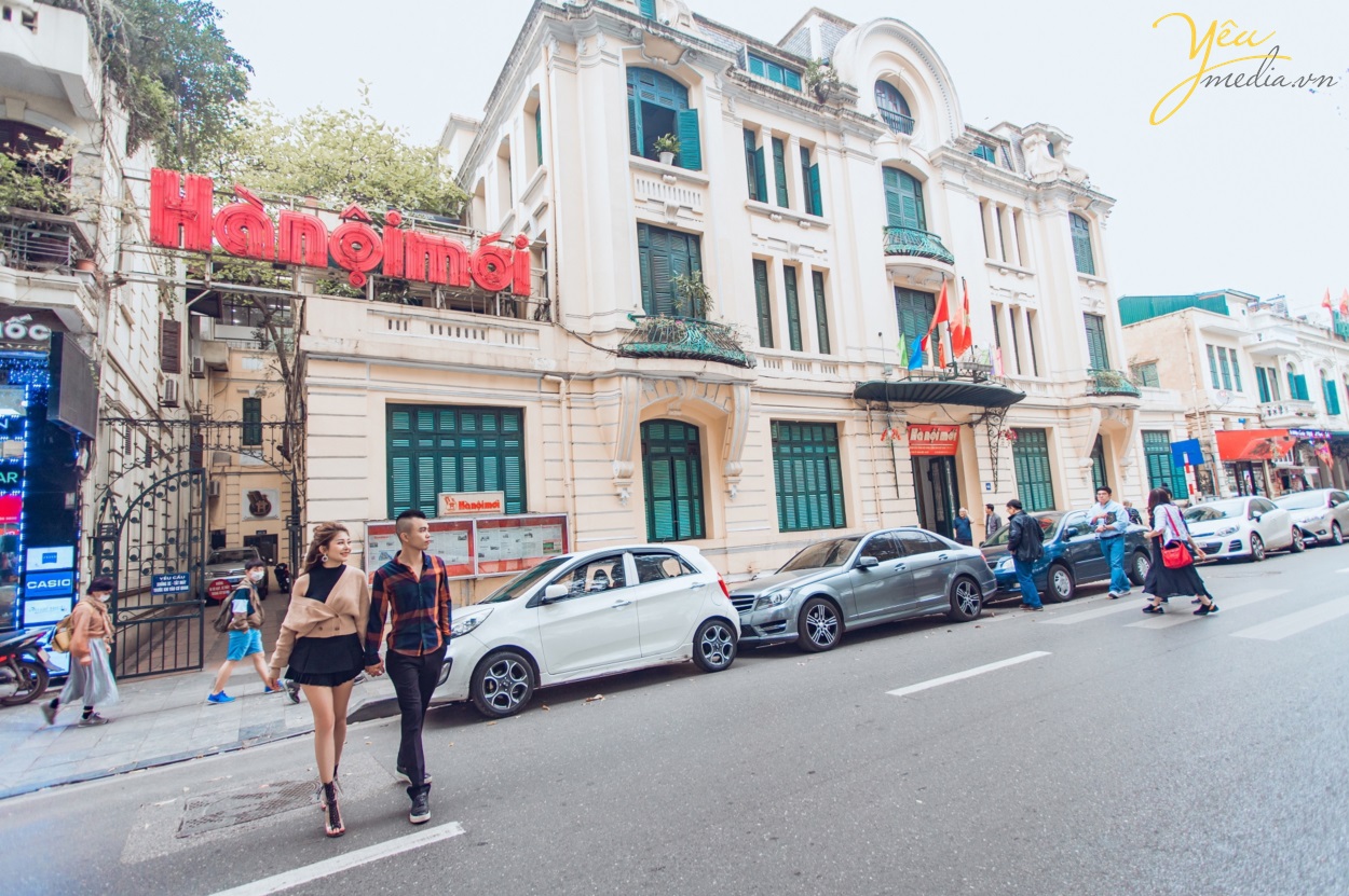 Nhắc đến những địa điểm chụp hình lí tưởng tại Hà Nội thì không thể không nhắc đến khu phố cổ. Khu phố cổ Hà Nội, trong đó có phố Tạ Hiện - Mã Mây - Luong Ngọc Quyến, vào sáng sớm vắng vẻ, phố Đinh Liệt, Hàng Vải… và rất nhiều con phố khác. Có thể nói mọc ngóc ngách tại phố cổ cũng cho ra đời những bức hình siêu chất, siêu ảo. Đặc biệt khu vực này siêu đẹp để chụp ảnh album cưới