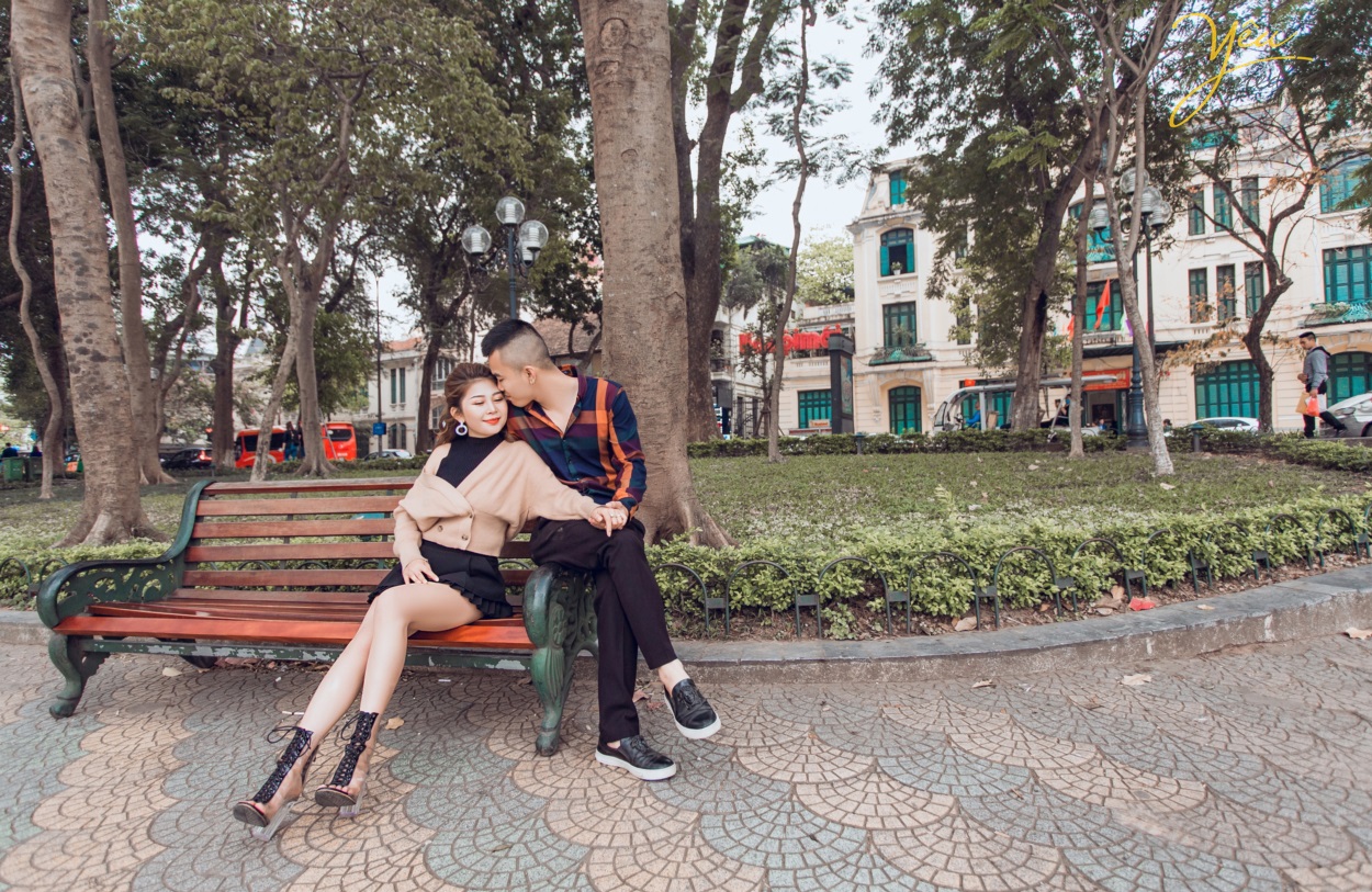 Nhắc đến những địa điểm chụp hình lí tưởng tại Hà Nội thì không thể không nhắc đến khu phố cổ. Khu phố cổ Hà Nội, trong đó có phố Tạ Hiện - Mã Mây - Luong Ngọc Quyến, vào sáng sớm vắng vẻ, phố Đinh Liệt, Hàng Vải… và rất nhiều con phố khác. Có thể nói mọc ngóc ngách tại phố cổ cũng cho ra đời những bức hình siêu chất, siêu ảo. Đặc biệt khu vực này siêu đẹp để chụp ảnh album cưới