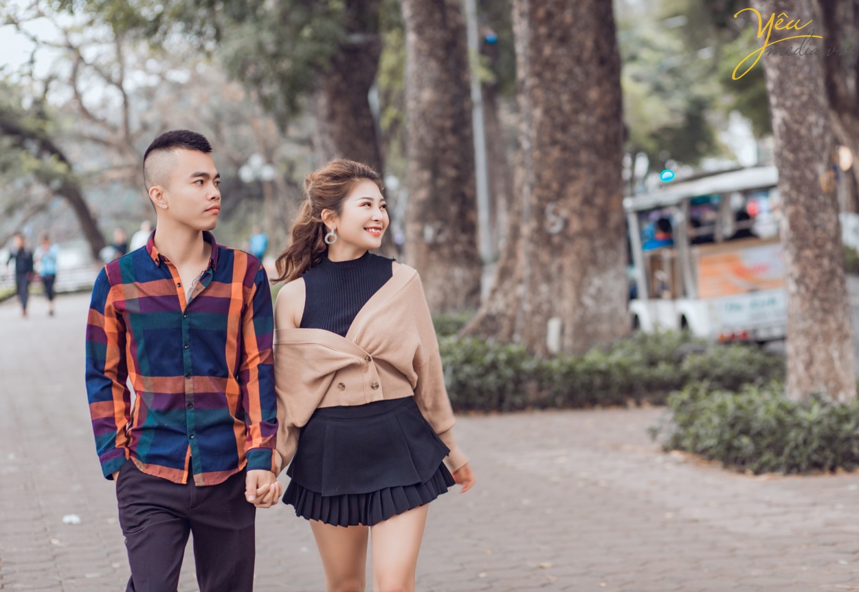 Nhắc đến những địa điểm chụp hình lí tưởng tại Hà Nội thì không thể không nhắc đến khu phố cổ. Khu phố cổ Hà Nội, trong đó có phố Tạ Hiện - Mã Mây - Luong Ngọc Quyến, vào sáng sớm vắng vẻ, phố Đinh Liệt, Hàng Vải… và rất nhiều con phố khác. Có thể nói mọc ngóc ngách tại phố cổ cũng cho ra đời những bức hình siêu chất, siêu ảo. Đặc biệt khu vực này siêu đẹp để chụp ảnh album cưới