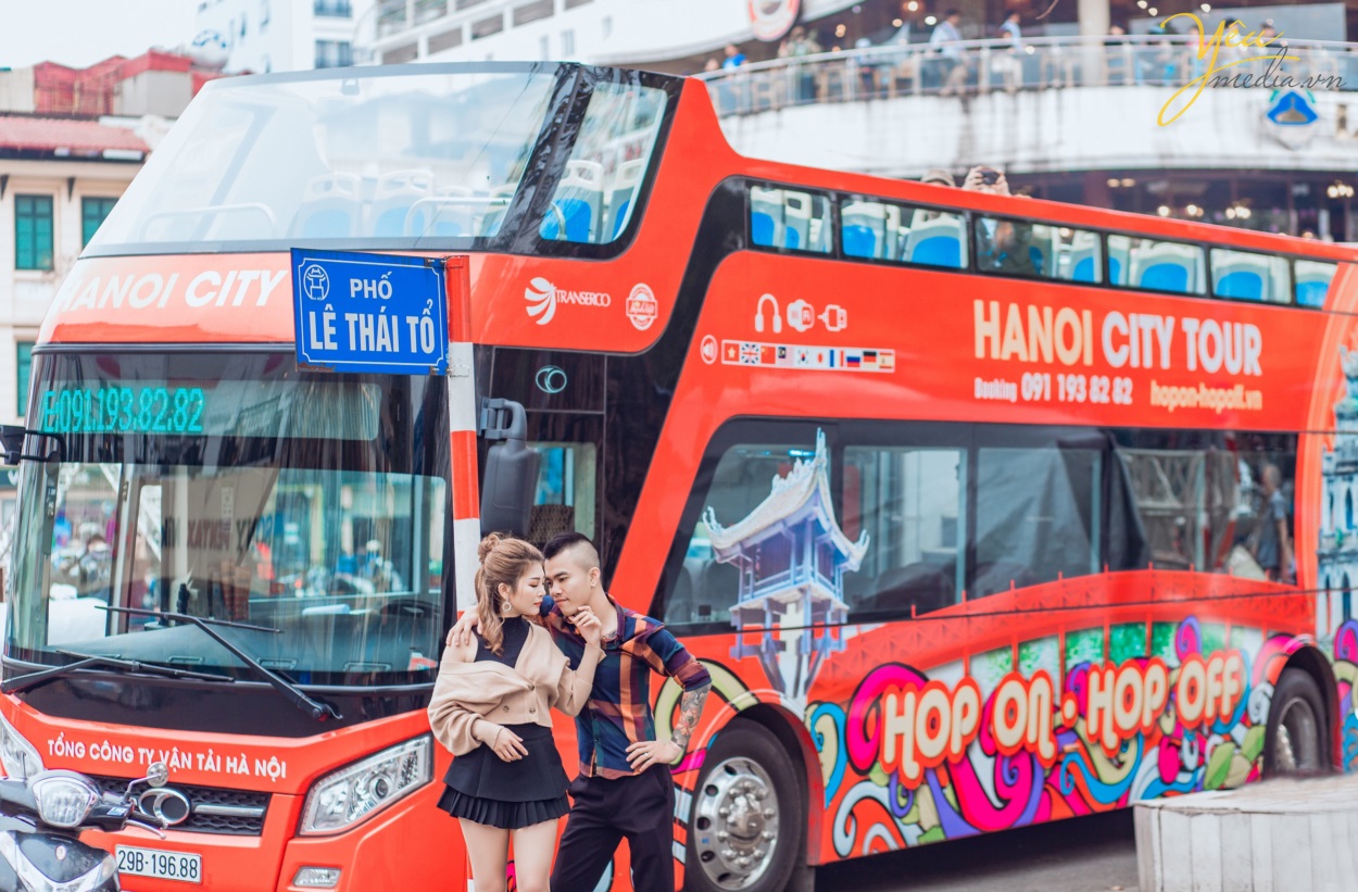 Nhắc đến những địa điểm chụp hình lí tưởng tại Hà Nội thì không thể không nhắc đến khu phố cổ. Khu phố cổ Hà Nội, trong đó có phố Tạ Hiện - Mã Mây - Luong Ngọc Quyến, vào sáng sớm vắng vẻ, phố Đinh Liệt, Hàng Vải… và rất nhiều con phố khác. Có thể nói mọc ngóc ngách tại phố cổ cũng cho ra đời những bức hình siêu chất, siêu ảo. Đặc biệt khu vực này siêu đẹp để chụp ảnh album cưới
