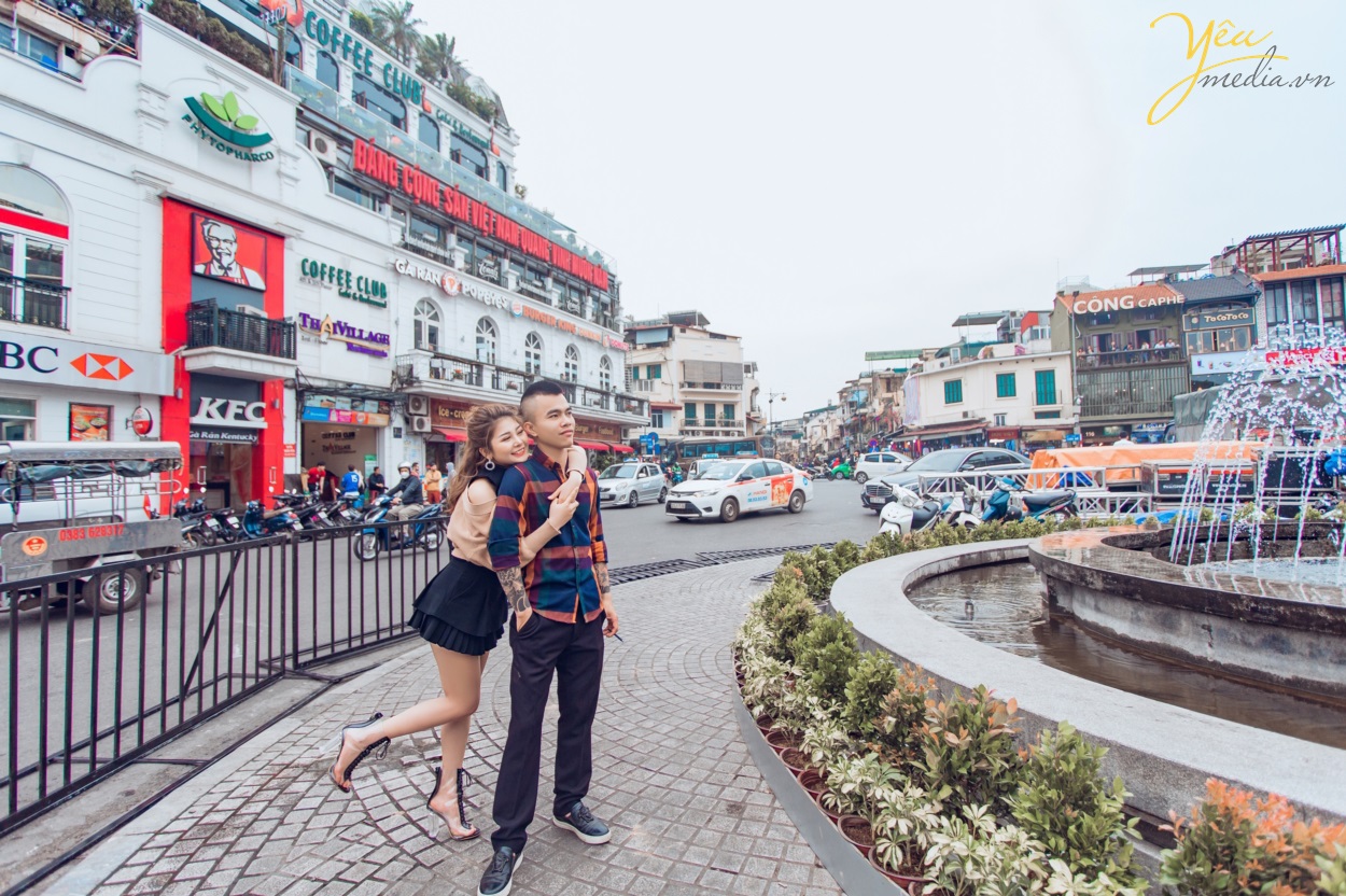 Nhắc đến những địa điểm chụp hình lí tưởng tại Hà Nội thì không thể không nhắc đến khu phố cổ. Khu phố cổ Hà Nội, trong đó có phố Tạ Hiện - Mã Mây - Luong Ngọc Quyến, vào sáng sớm vắng vẻ, phố Đinh Liệt, Hàng Vải… và rất nhiều con phố khác. Có thể nói mọc ngóc ngách tại phố cổ cũng cho ra đời những bức hình siêu chất, siêu ảo. Đặc biệt khu vực này siêu đẹp để chụp ảnh album cưới