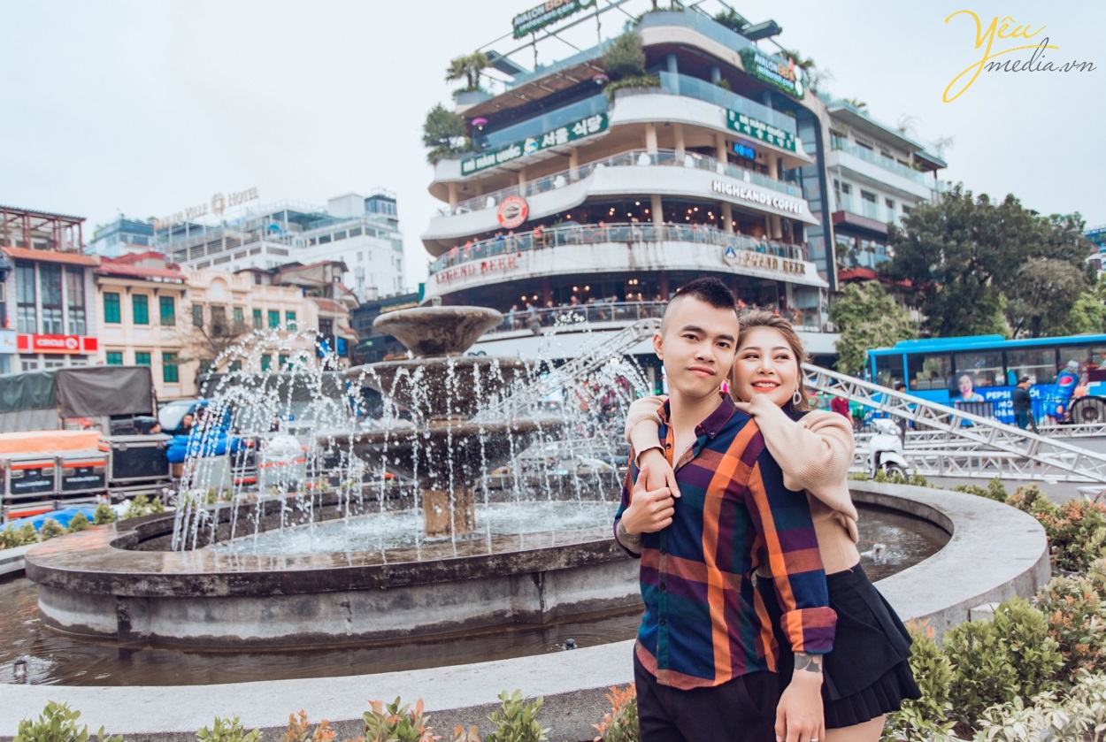 Nhắc đến những địa điểm chụp hình lí tưởng tại Hà Nội thì không thể không nhắc đến khu phố cổ. Khu phố cổ Hà Nội, trong đó có phố Tạ Hiện - Mã Mây - Luong Ngọc Quyến, vào sáng sớm vắng vẻ, phố Đinh Liệt, Hàng Vải… và rất nhiều con phố khác. Có thể nói mọc ngóc ngách tại phố cổ cũng cho ra đời những bức hình siêu chất, siêu ảo. Đặc biệt khu vực này siêu đẹp để chụp ảnh album cưới