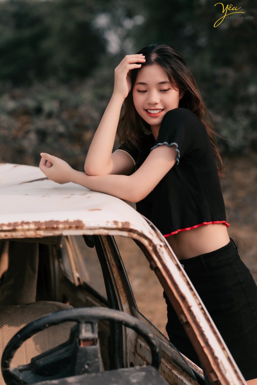 Chụp ảnh concept bóng bay đen lạ mắt và khác biệt cho bạn nữ