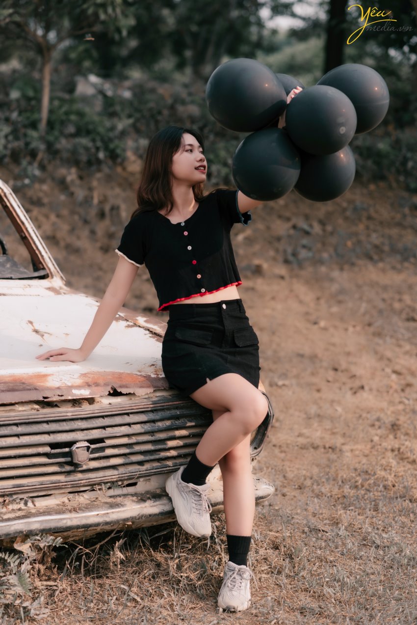 Chụp ảnh concept bóng bay đen lạ mắt và khác biệt cho bạn nữ