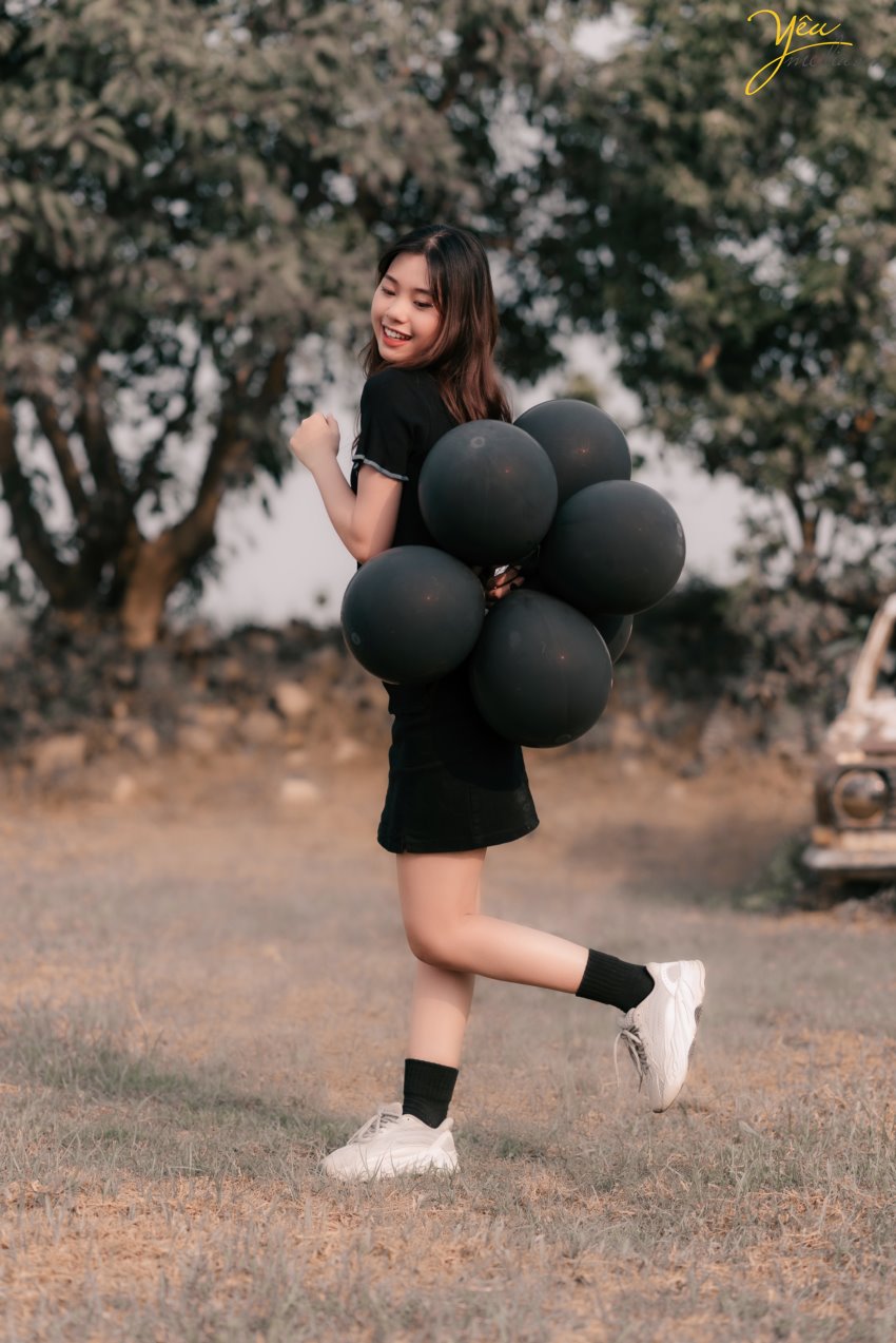 Chụp ảnh concept bóng bay đen lạ mắt và khác biệt cho bạn nữ