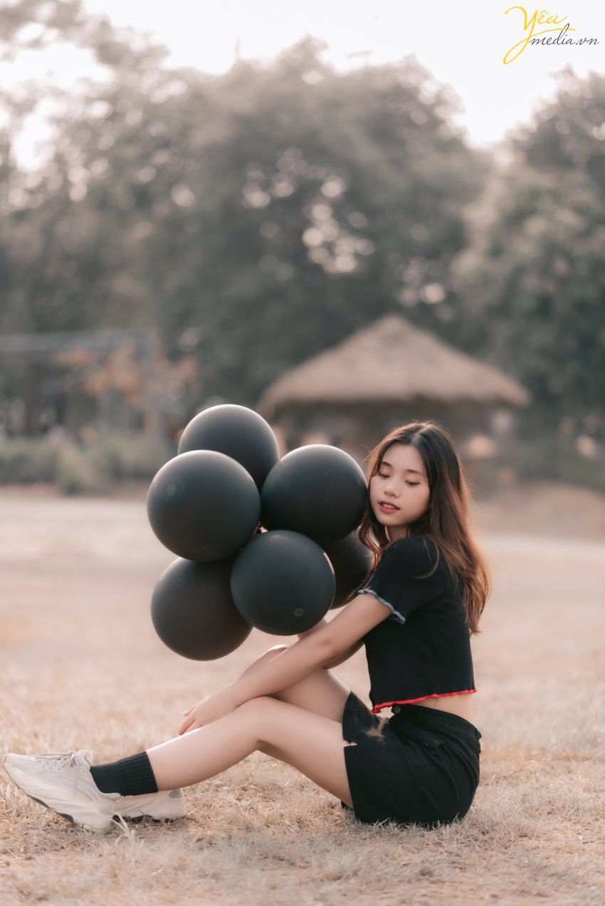 Chụp ảnh concept bóng bay đen lạ mắt và khác biệt cho bạn nữ
