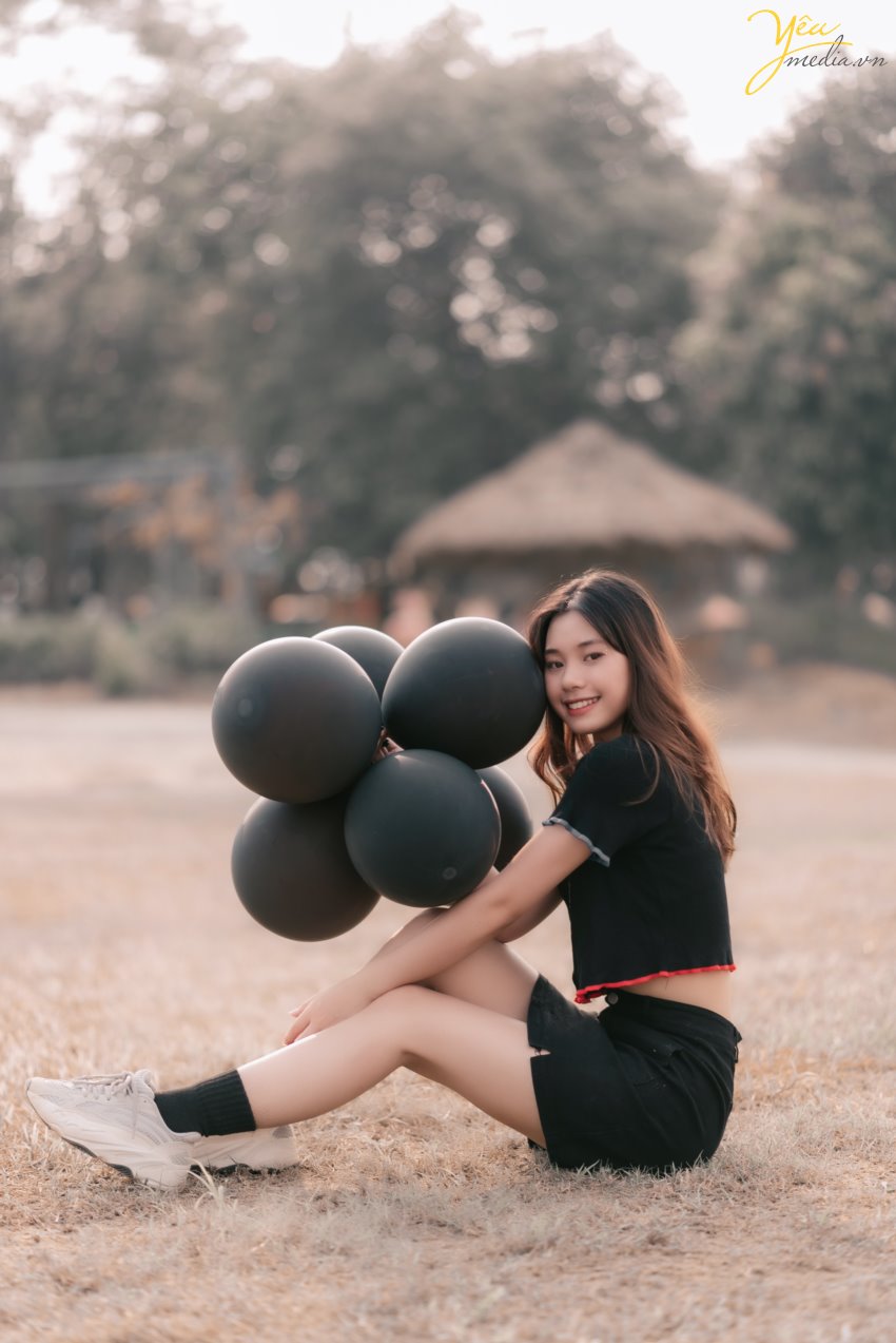 Chụp ảnh concept bóng bay đen lạ mắt và khác biệt cho bạn nữ