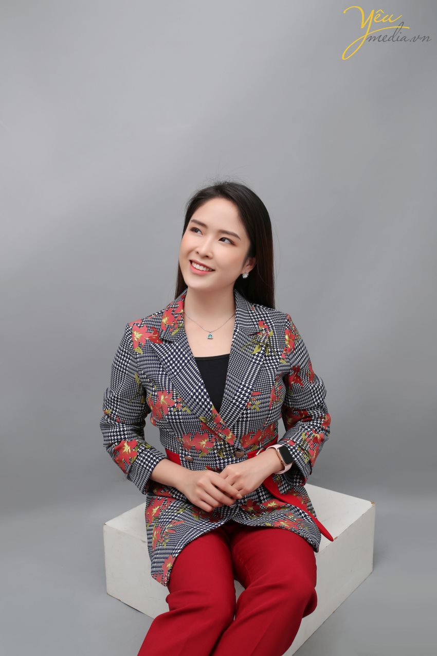 Lắng nghe và sớm nhận biết được nhu cầu ngày càng đòi hỏi tính chuyên nghiệp đó, dịch vụ chụp hình doanh nhân Yêu Media cam kết là sự lựa chọn hàng đầu của giới doanh nhân thành đạt. Dịch vụ chụp hình doanh nhân củaYêu Media với đội ngũ ê-kíp chuyên nghiệp các nhiếp ảnh gia và xử lý ảnh giàu kinh nghiệm sẽ mang đến cho khách hàng sự hài lòng trong việc xây dựng thương hiệu của chính mình trong giới doanh nghiệp và trên thương trường với mức giá hợp lý và nhiều ưu đãi.