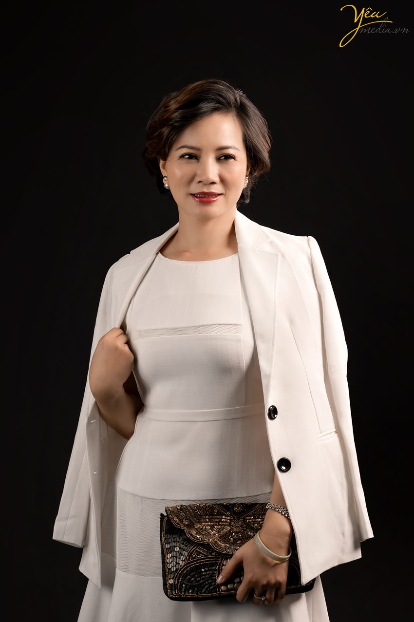 chụp ảnh nữ doanh nhân thành đạt trong studio hà nội
