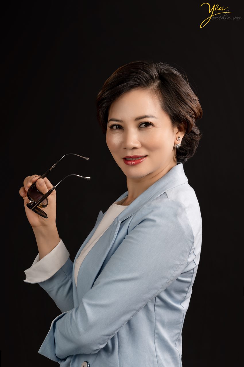 chụp ảnh nữ doanh nhân thành đạt trong studio hà nội