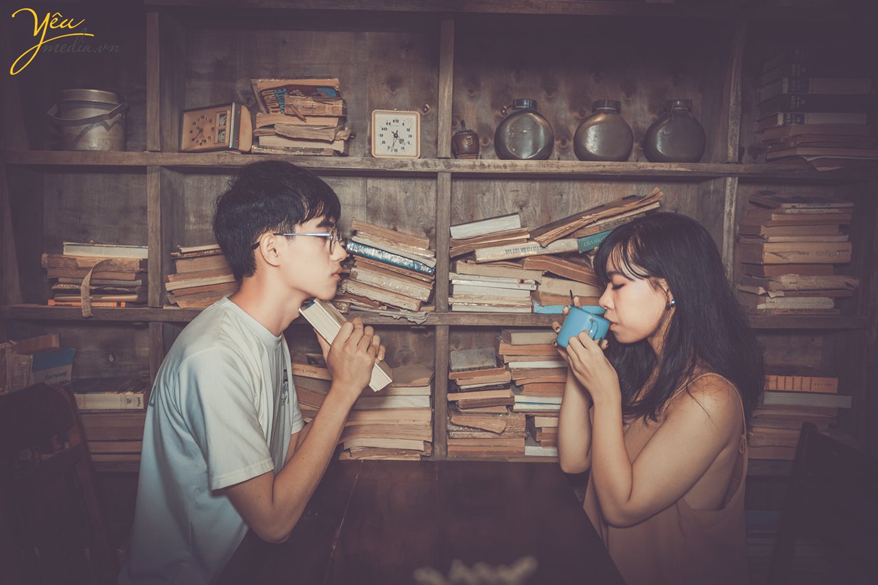 cặp đôi uống cà phê ở cộng