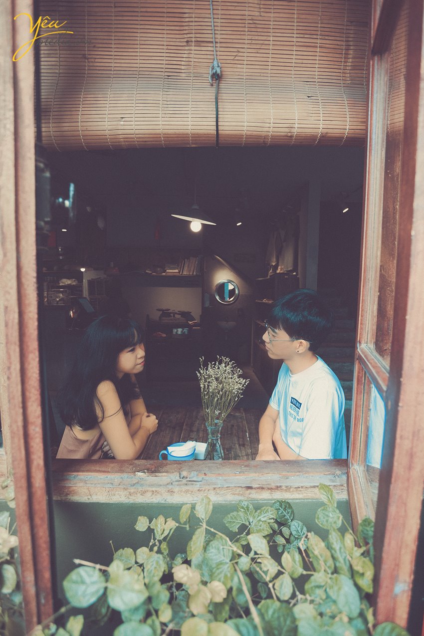cặp đôi uống cà phê ở cộng