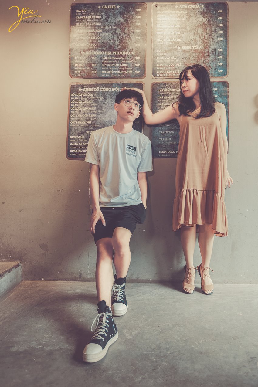 cặp đôi chụp ảnh vui nhộn đo chiều cao