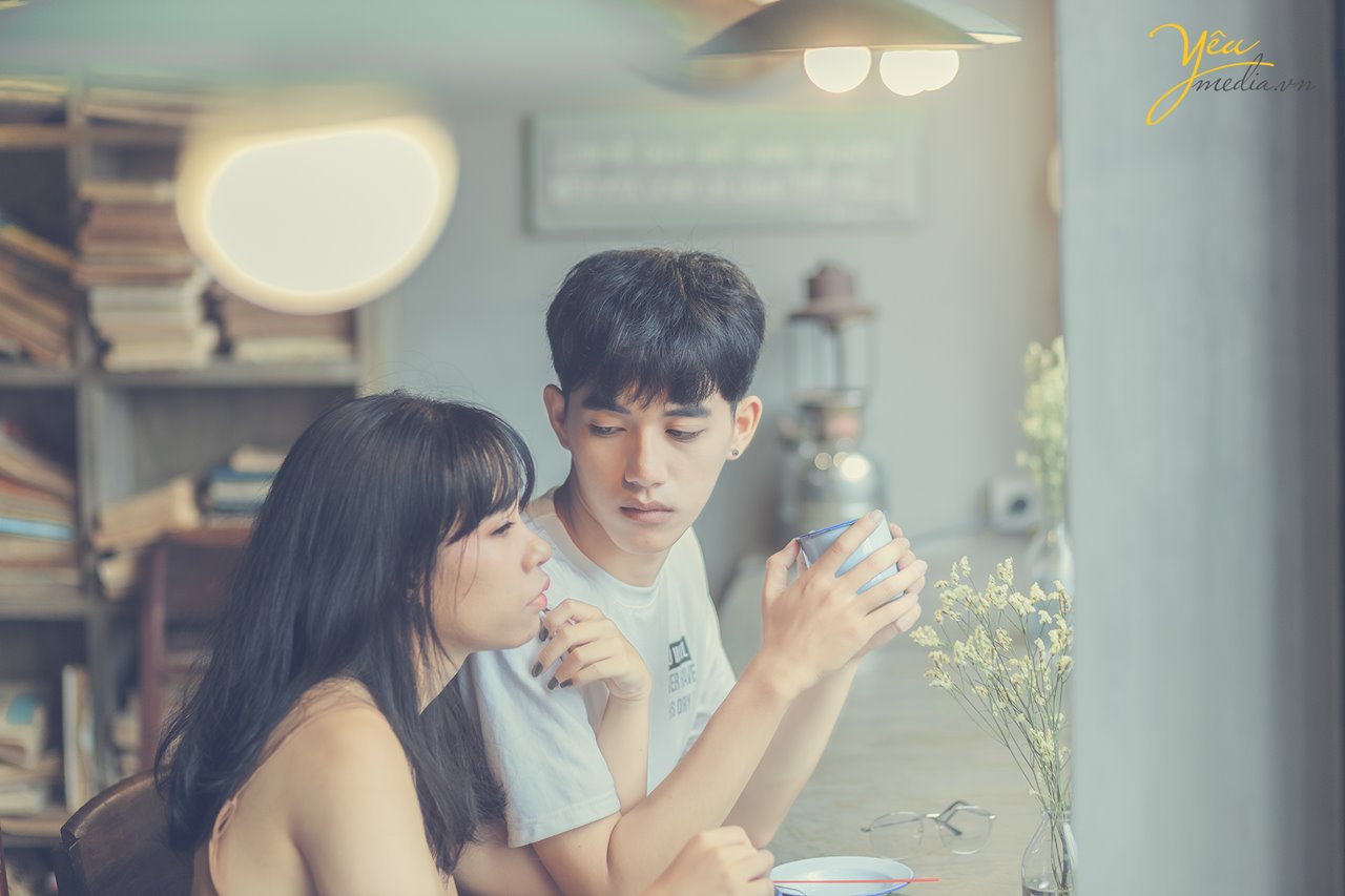 bạn trai nhìn bạn gái trong quán cà phê