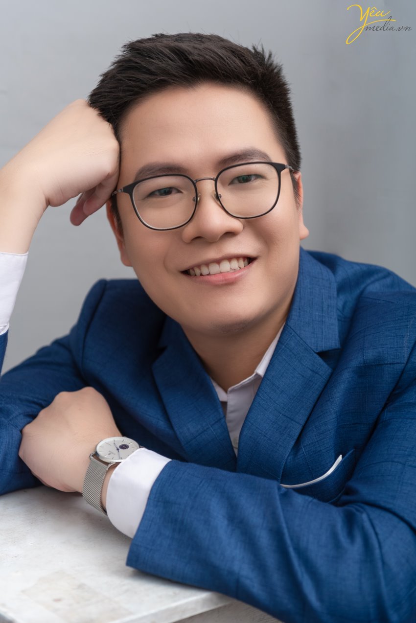 Mời bạn tham khảo bộ ảnh chân dung nam giới phong cách mà Yêu media thực hiện cho anh Hoàn trong studio của mình tại Hà Nội.