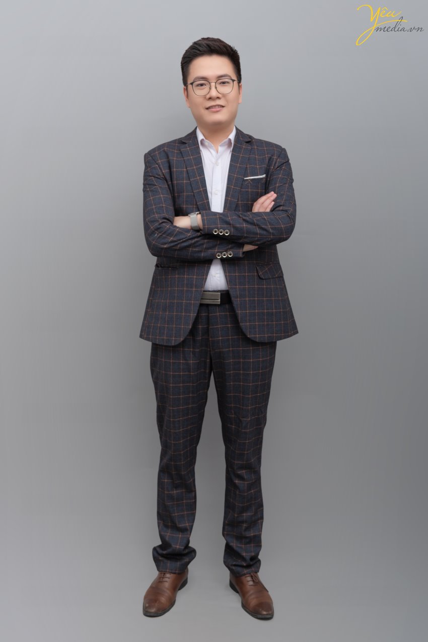 Mời bạn tham khảo bộ ảnh chân dung nam giới phong cách mà Yêu media thực hiện cho anh Hoàn trong studio của mình tại Hà Nội.