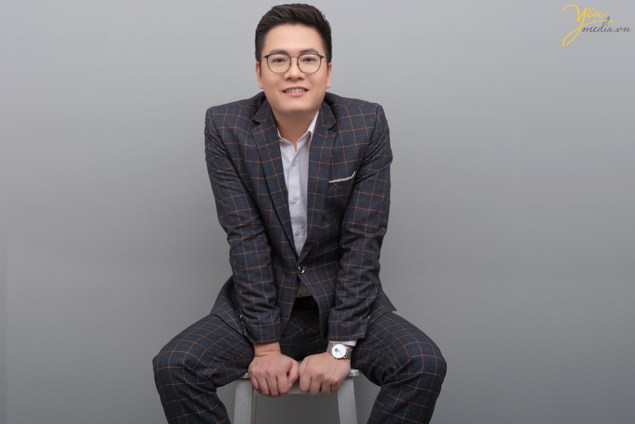 Mời bạn tham khảo bộ ảnh chân dung nam giới phong cách mà Yêu media thực hiện cho anh Hoàn trong studio của mình tại Hà Nội.