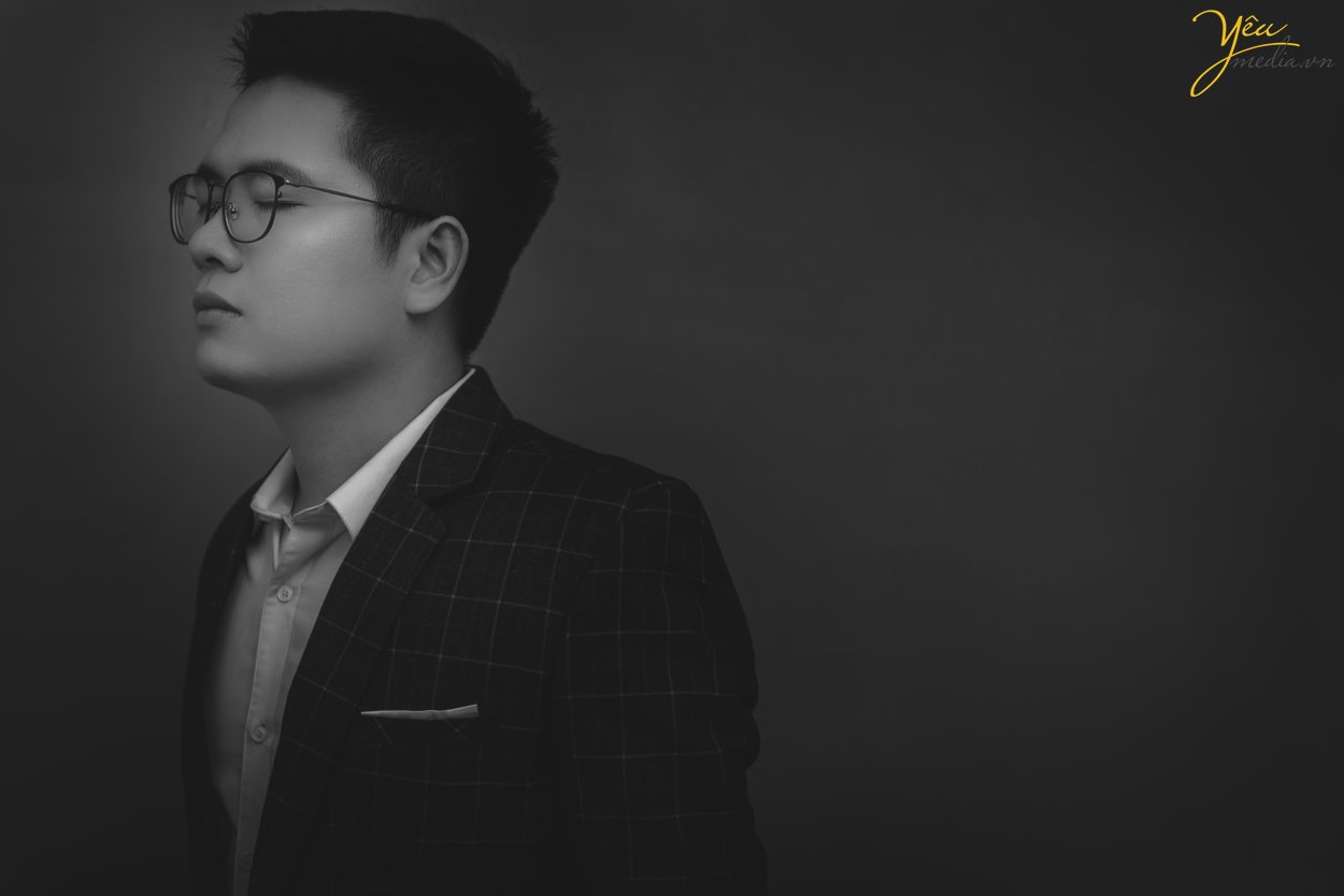 Mời bạn tham khảo bộ ảnh chân dung nam giới phong cách mà Yêu media thực hiện cho anh Hoàn trong studio của mình tại Hà Nội.