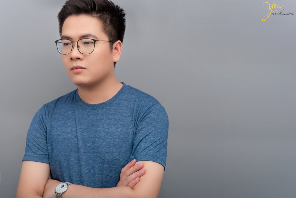 Mời bạn tham khảo bộ ảnh chân dung nam giới phong cách mà Yêu media thực hiện cho anh Hoàn trong studio của mình tại Hà Nội.