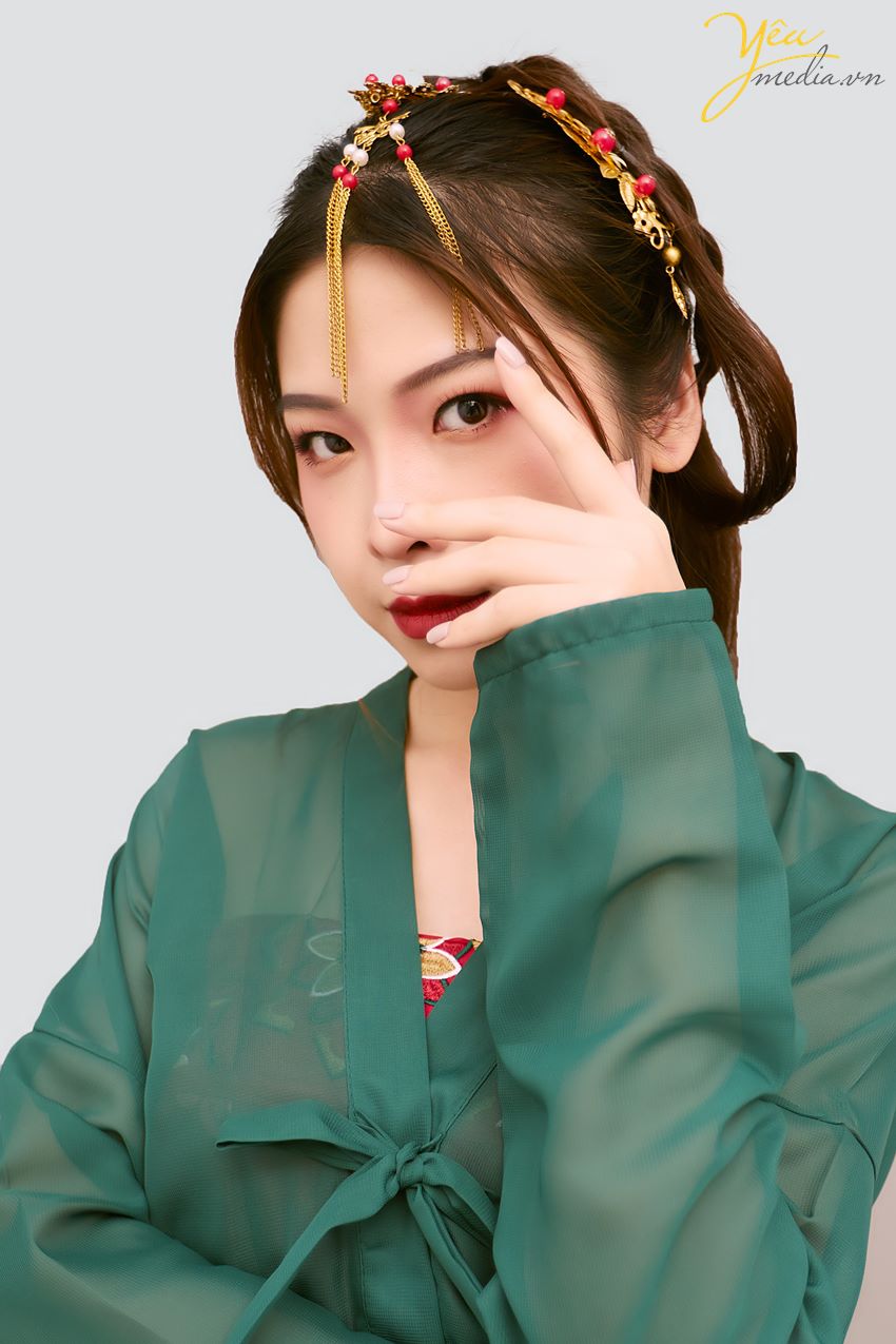 Dịch vụ chụp ảnh nghệ thuật cổ trang tại Yêu Media sẽ giúp bạn trở thành một nhân vật cổ trang theo cách riêng biệt với concept riêng, mang một câu chuyện của chính bạn chẳng hạn.