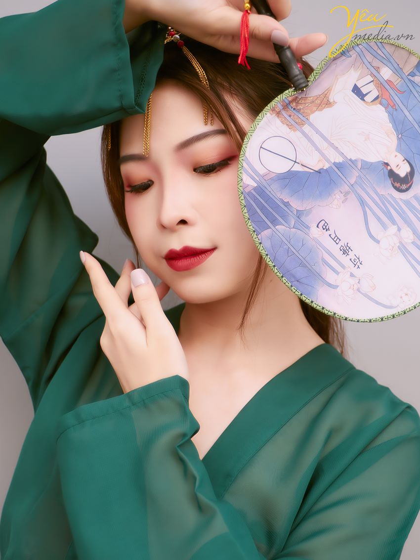 Dịch vụ chụp ảnh nghệ thuật cổ trang tại Yêu Media sẽ giúp bạn trở thành một nhân vật cổ trang theo cách riêng biệt với concept riêng, mang một câu chuyện của chính bạn chẳng hạn.