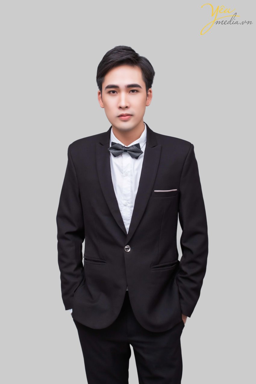 Với rất nhiều kinh nghiệm trong lĩnh vực chụp ảnh doanh nhân, Yêu Media hiện là nơi chụp ảnh doanh nhân hàng đầu tại Hà Nội. Chúng tôi cam kết mang lại cho quý khách bộ ảnh doanh nhân chất lượng cao và sắc nét nhất. Quý khách có thể sử dụng để in backdrop, poster, phóng ảnh lớn, đăng báo, đăng lên website…  Chúng tôi biết cách tạo ra một không khí vui vẻ và nhẹ nhàng để quý anh chị doanh nhân cảm thấy thoải mái, tự nhiên trong suốt quá trình chụp, từ đó dễ dàng thể hiện tính cách cá nhân của mình. Đó là lý do những bộ ảnh doanh nhân do Yêu Media thực hiện luôn được đánh giá cao, và được sử dụng rất nhiều trong truyền thông, quảng cáo, xây dựng hình ảnh cá nhân…