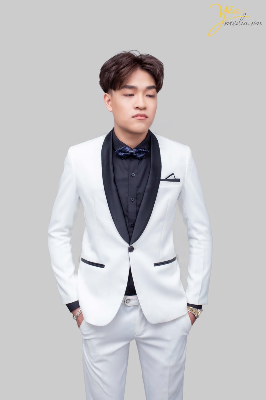 Với rất nhiều kinh nghiệm trong lĩnh vực chụp ảnh doanh nhân, Yêu Media hiện là nơi chụp ảnh doanh nhân hàng đầu tại Hà Nội. Chúng tôi cam kết mang lại cho quý khách bộ ảnh doanh nhân chất lượng cao và sắc nét nhất. Quý khách có thể sử dụng để in backdrop, poster, phóng ảnh lớn, đăng báo, đăng lên website…  Chúng tôi biết cách tạo ra một không khí vui vẻ và nhẹ nhàng để quý anh chị doanh nhân cảm thấy thoải mái, tự nhiên trong suốt quá trình chụp, từ đó dễ dàng thể hiện tính cách cá nhân của mình. Đó là lý do những bộ ảnh doanh nhân do Yêu Media thực hiện luôn được đánh giá cao, và được sử dụng rất nhiều trong truyền thông, quảng cáo, xây dựng hình ảnh cá nhân…