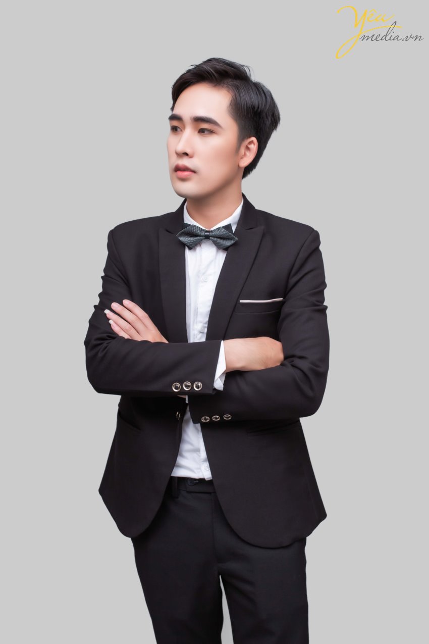 Với rất nhiều kinh nghiệm trong lĩnh vực chụp ảnh doanh nhân, Yêu Media hiện là nơi chụp ảnh doanh nhân hàng đầu tại Hà Nội. Chúng tôi cam kết mang lại cho quý khách bộ ảnh doanh nhân chất lượng cao và sắc nét nhất. Quý khách có thể sử dụng để in backdrop, poster, phóng ảnh lớn, đăng báo, đăng lên website…  Chúng tôi biết cách tạo ra một không khí vui vẻ và nhẹ nhàng để quý anh chị doanh nhân cảm thấy thoải mái, tự nhiên trong suốt quá trình chụp, từ đó dễ dàng thể hiện tính cách cá nhân của mình. Đó là lý do những bộ ảnh doanh nhân do Yêu Media thực hiện luôn được đánh giá cao, và được sử dụng rất nhiều trong truyền thông, quảng cáo, xây dựng hình ảnh cá nhân…