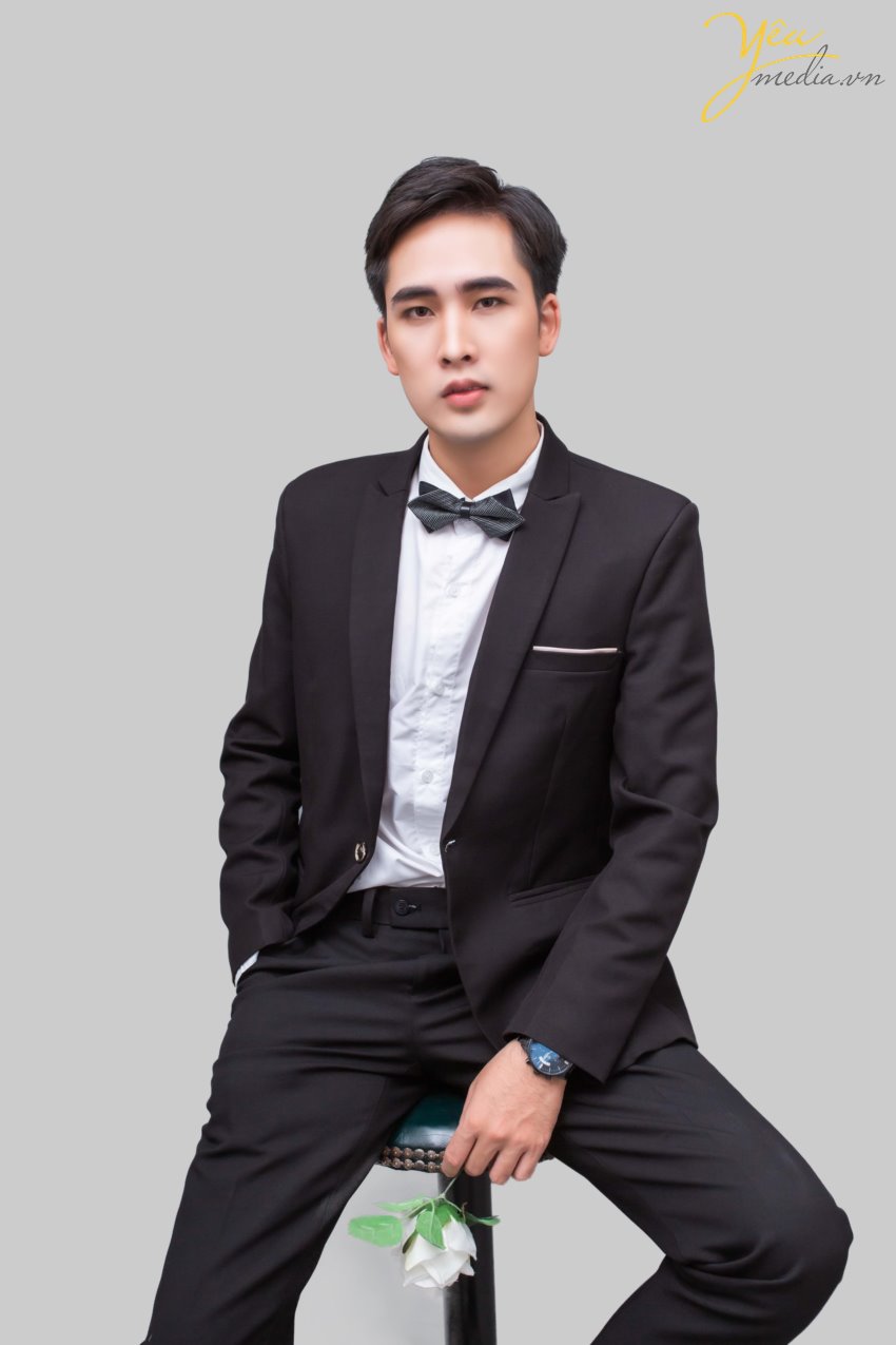 Với rất nhiều kinh nghiệm trong lĩnh vực chụp ảnh doanh nhân, Yêu Media hiện là nơi chụp ảnh doanh nhân hàng đầu tại Hà Nội. Chúng tôi cam kết mang lại cho quý khách bộ ảnh doanh nhân chất lượng cao và sắc nét nhất. Quý khách có thể sử dụng để in backdrop, poster, phóng ảnh lớn, đăng báo, đăng lên website…  Chúng tôi biết cách tạo ra một không khí vui vẻ và nhẹ nhàng để quý anh chị doanh nhân cảm thấy thoải mái, tự nhiên trong suốt quá trình chụp, từ đó dễ dàng thể hiện tính cách cá nhân của mình. Đó là lý do những bộ ảnh doanh nhân do Yêu Media thực hiện luôn được đánh giá cao, và được sử dụng rất nhiều trong truyền thông, quảng cáo, xây dựng hình ảnh cá nhân…