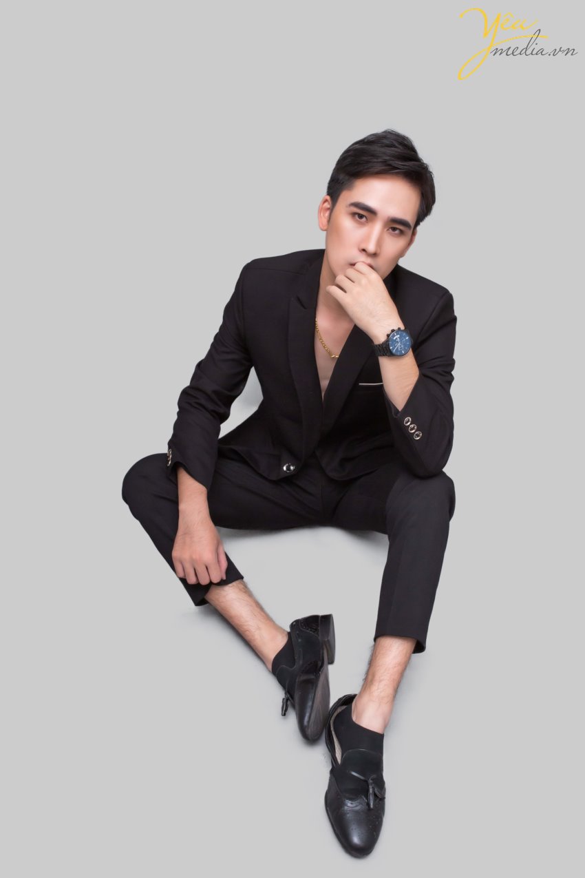 Với rất nhiều kinh nghiệm trong lĩnh vực chụp ảnh doanh nhân, Yêu Media hiện là nơi chụp ảnh doanh nhân hàng đầu tại Hà Nội. Chúng tôi cam kết mang lại cho quý khách bộ ảnh doanh nhân chất lượng cao và sắc nét nhất. Quý khách có thể sử dụng để in backdrop, poster, phóng ảnh lớn, đăng báo, đăng lên website…  Chúng tôi biết cách tạo ra một không khí vui vẻ và nhẹ nhàng để quý anh chị doanh nhân cảm thấy thoải mái, tự nhiên trong suốt quá trình chụp, từ đó dễ dàng thể hiện tính cách cá nhân của mình. Đó là lý do những bộ ảnh doanh nhân do Yêu Media thực hiện luôn được đánh giá cao, và được sử dụng rất nhiều trong truyền thông, quảng cáo, xây dựng hình ảnh cá nhân…