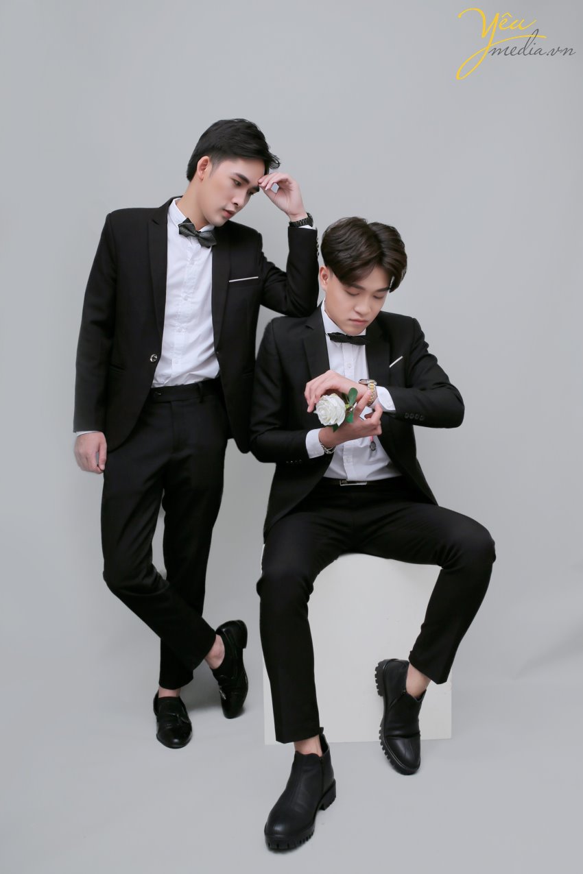 Với rất nhiều kinh nghiệm trong lĩnh vực chụp ảnh doanh nhân, Yêu Media hiện là nơi chụp ảnh doanh nhân hàng đầu tại Hà Nội. Chúng tôi cam kết mang lại cho quý khách bộ ảnh doanh nhân chất lượng cao và sắc nét nhất. Quý khách có thể sử dụng để in backdrop, poster, phóng ảnh lớn, đăng báo, đăng lên website…  Chúng tôi biết cách tạo ra một không khí vui vẻ và nhẹ nhàng để quý anh chị doanh nhân cảm thấy thoải mái, tự nhiên trong suốt quá trình chụp, từ đó dễ dàng thể hiện tính cách cá nhân của mình. Đó là lý do những bộ ảnh doanh nhân do Yêu Media thực hiện luôn được đánh giá cao, và được sử dụng rất nhiều trong truyền thông, quảng cáo, xây dựng hình ảnh cá nhân…