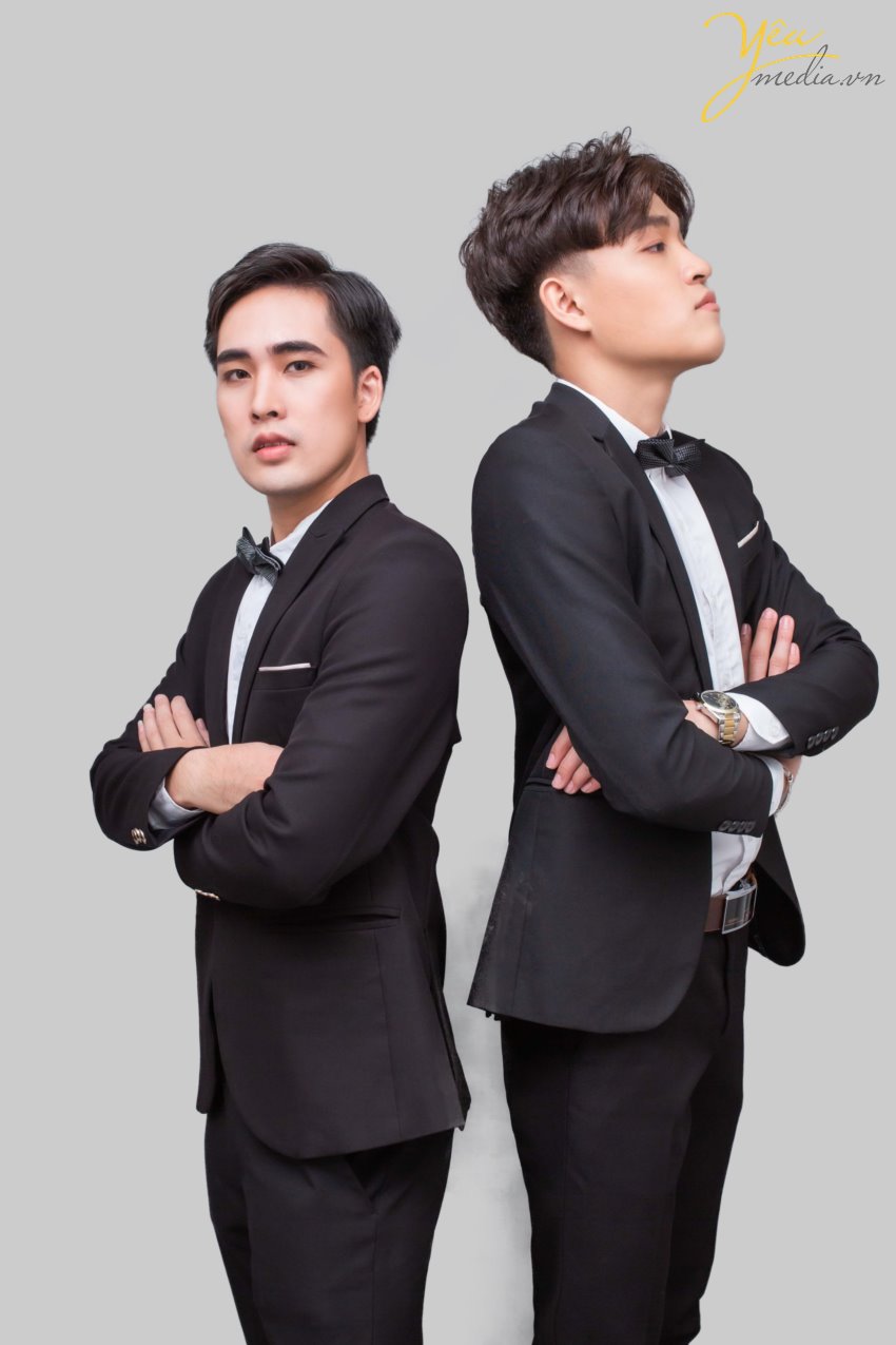 Với rất nhiều kinh nghiệm trong lĩnh vực chụp ảnh doanh nhân, Yêu Media hiện là nơi chụp ảnh doanh nhân hàng đầu tại Hà Nội. Chúng tôi cam kết mang lại cho quý khách bộ ảnh doanh nhân chất lượng cao và sắc nét nhất. Quý khách có thể sử dụng để in backdrop, poster, phóng ảnh lớn, đăng báo, đăng lên website…  Chúng tôi biết cách tạo ra một không khí vui vẻ và nhẹ nhàng để quý anh chị doanh nhân cảm thấy thoải mái, tự nhiên trong suốt quá trình chụp, từ đó dễ dàng thể hiện tính cách cá nhân của mình. Đó là lý do những bộ ảnh doanh nhân do Yêu Media thực hiện luôn được đánh giá cao, và được sử dụng rất nhiều trong truyền thông, quảng cáo, xây dựng hình ảnh cá nhân…