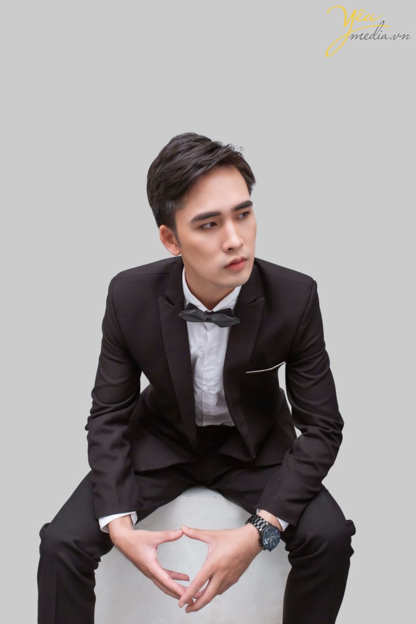 Với rất nhiều kinh nghiệm trong lĩnh vực chụp ảnh doanh nhân, Yêu Media hiện là nơi chụp ảnh doanh nhân hàng đầu tại Hà Nội. Chúng tôi cam kết mang lại cho quý khách bộ ảnh doanh nhân chất lượng cao và sắc nét nhất. Quý khách có thể sử dụng để in backdrop, poster, phóng ảnh lớn, đăng báo, đăng lên website…  Chúng tôi biết cách tạo ra một không khí vui vẻ và nhẹ nhàng để quý anh chị doanh nhân cảm thấy thoải mái, tự nhiên trong suốt quá trình chụp, từ đó dễ dàng thể hiện tính cách cá nhân của mình. Đó là lý do những bộ ảnh doanh nhân do Yêu Media thực hiện luôn được đánh giá cao, và được sử dụng rất nhiều trong truyền thông, quảng cáo, xây dựng hình ảnh cá nhân…