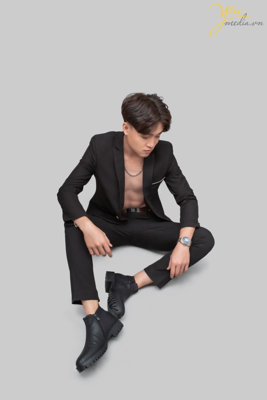 Với rất nhiều kinh nghiệm trong lĩnh vực chụp ảnh doanh nhân, Yêu Media hiện là nơi chụp ảnh doanh nhân hàng đầu tại Hà Nội. Chúng tôi cam kết mang lại cho quý khách bộ ảnh doanh nhân chất lượng cao và sắc nét nhất. Quý khách có thể sử dụng để in backdrop, poster, phóng ảnh lớn, đăng báo, đăng lên website…  Chúng tôi biết cách tạo ra một không khí vui vẻ và nhẹ nhàng để quý anh chị doanh nhân cảm thấy thoải mái, tự nhiên trong suốt quá trình chụp, từ đó dễ dàng thể hiện tính cách cá nhân của mình. Đó là lý do những bộ ảnh doanh nhân do Yêu Media thực hiện luôn được đánh giá cao, và được sử dụng rất nhiều trong truyền thông, quảng cáo, xây dựng hình ảnh cá nhân…