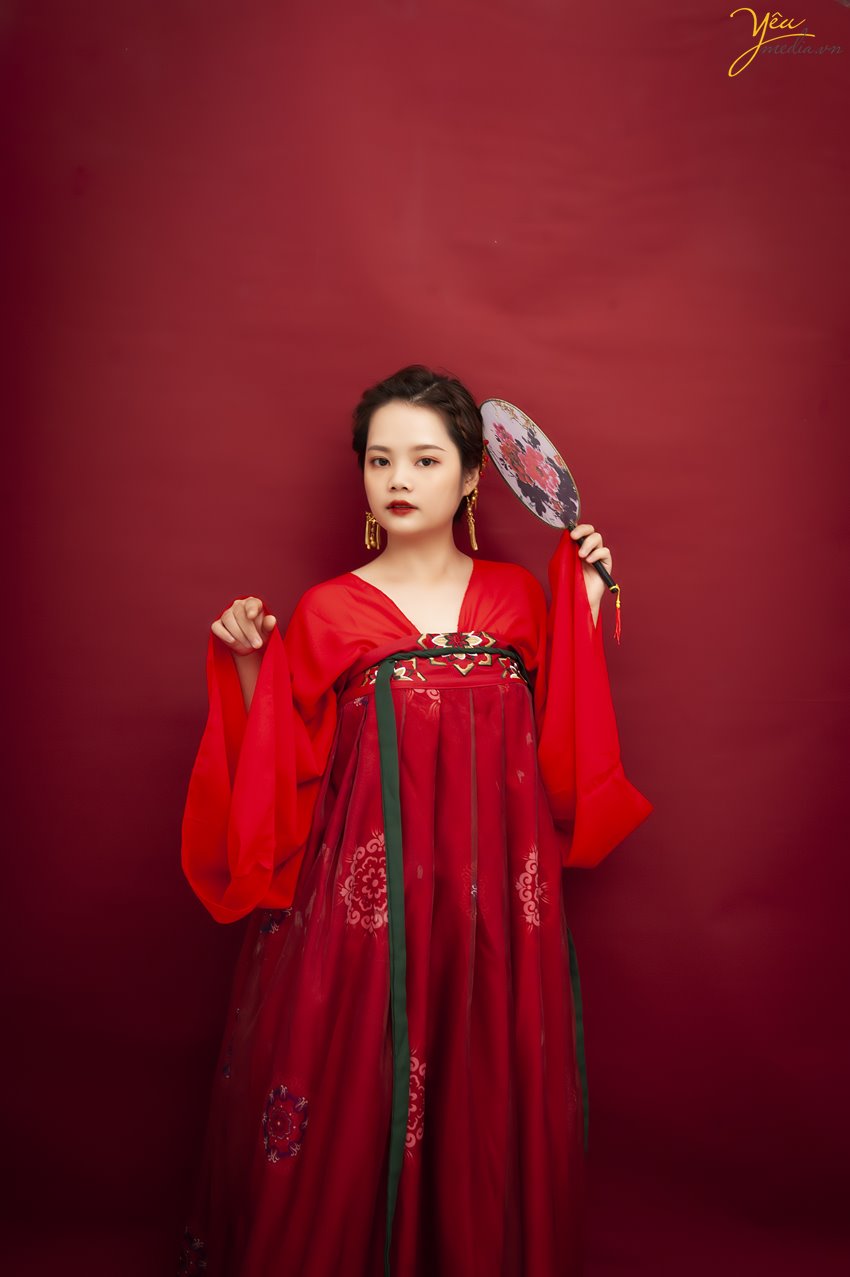 Chụp cổ trang phong cách Trung Hoa - Đây là một phong cách chụp ảnh vô cùng mới mẻ ở Việt Nam. Các bạn trẻ thường thích sự mới lạ, độc đáo. Đặc biệt phong cách chụp ảnh cổ trang Trung Quốc cũng thể hiện được sự cá tính của người chụp.