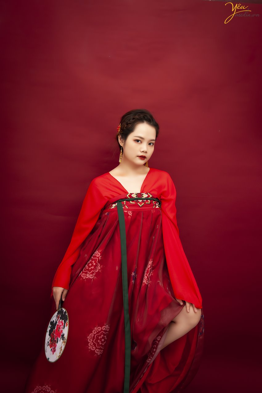 Chụp cổ trang phong cách Trung Hoa - Đây là một phong cách chụp ảnh vô cùng mới mẻ ở Việt Nam. Các bạn trẻ thường thích sự mới lạ, độc đáo. Đặc biệt phong cách chụp ảnh cổ trang Trung Quốc cũng thể hiện được sự cá tính của người chụp.