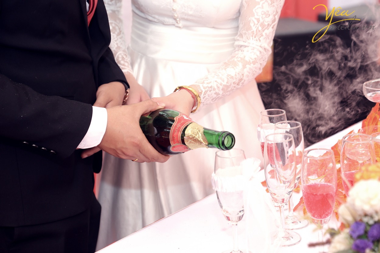 cô dâu chú rể cùng nhau rót rượu