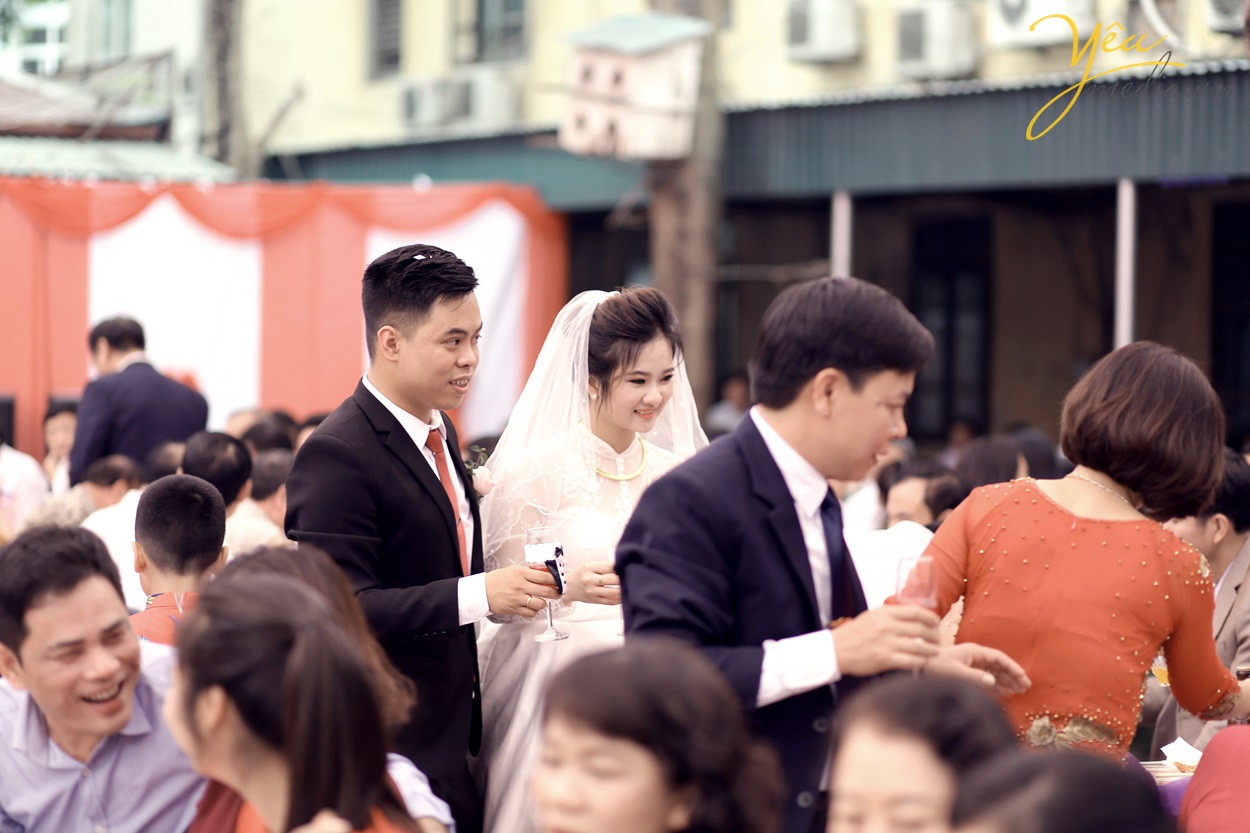 niềm vui của cô dâu chú rể trong lễ cưới