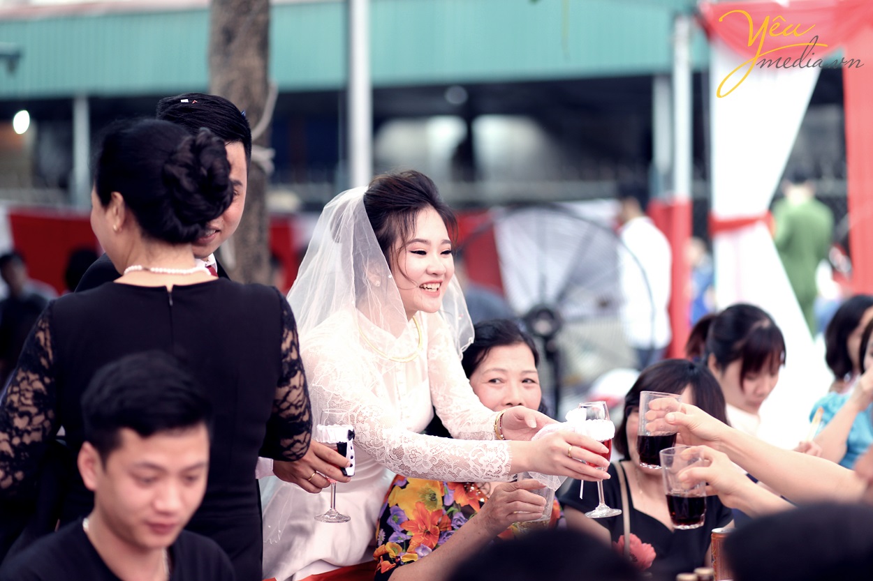 cô dâu tươi cười đi chúc rượu mừng trong lễ cưới