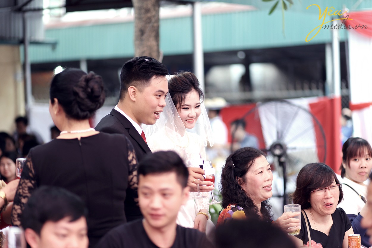 cô dâu chú rể vui mừng hạnh phúc đi chúc rượu quan khách