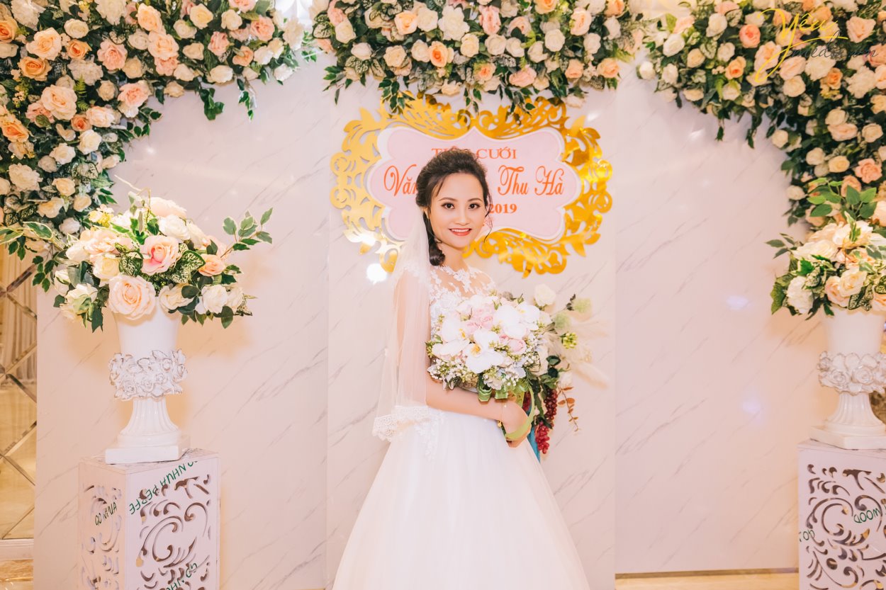 Hiện nay, Yêu Media chính là một trong những lựa chọn hàng đầu cho gói chụp ảnh phóng sự cưới đẹp, trọn gói, chuyên nghiệp - uy tín. Đặc biệt là với những cặp đôi yêu thích sự phá cách đầy cảm hứng và mới mẻ. Thay vì những concept chụp ảnh truyền thống với tính rập khuôn, gò bó khiến cô dâu chú rể cùng người thân mất đi sự tự nhiên, thoải mái, các gói chụp ảnh phóng sự cưới của chúng tôi lại vô cùng linh hoạt trong việc nắm bắt những khoảng khắc ngọt ngào, tràn đầy xúc cảm. Bộ ảnh phóng sự cưới của bạn sẽ không chỉ đẹp lung lình mà còn giống như một câu chuyện tình lãng mạn với sự đa dạng trong từng khung hình.