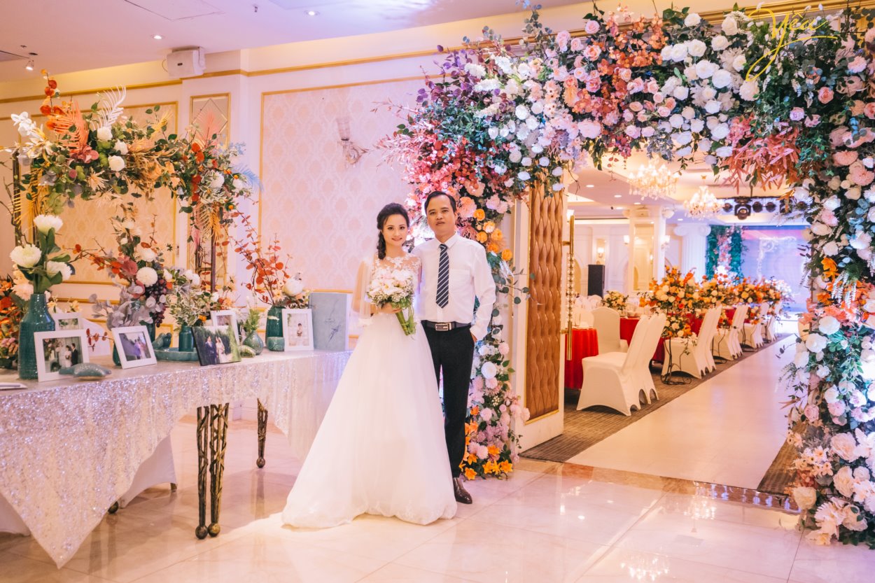 Hiện nay, Yêu Media chính là một trong những lựa chọn hàng đầu cho gói chụp ảnh phóng sự cưới đẹp, trọn gói, chuyên nghiệp - uy tín. Đặc biệt là với những cặp đôi yêu thích sự phá cách đầy cảm hứng và mới mẻ. Thay vì những concept chụp ảnh truyền thống với tính rập khuôn, gò bó khiến cô dâu chú rể cùng người thân mất đi sự tự nhiên, thoải mái, các gói chụp ảnh phóng sự cưới của chúng tôi lại vô cùng linh hoạt trong việc nắm bắt những khoảng khắc ngọt ngào, tràn đầy xúc cảm. Bộ ảnh phóng sự cưới của bạn sẽ không chỉ đẹp lung lình mà còn giống như một câu chuyện tình lãng mạn với sự đa dạng trong từng khung hình.